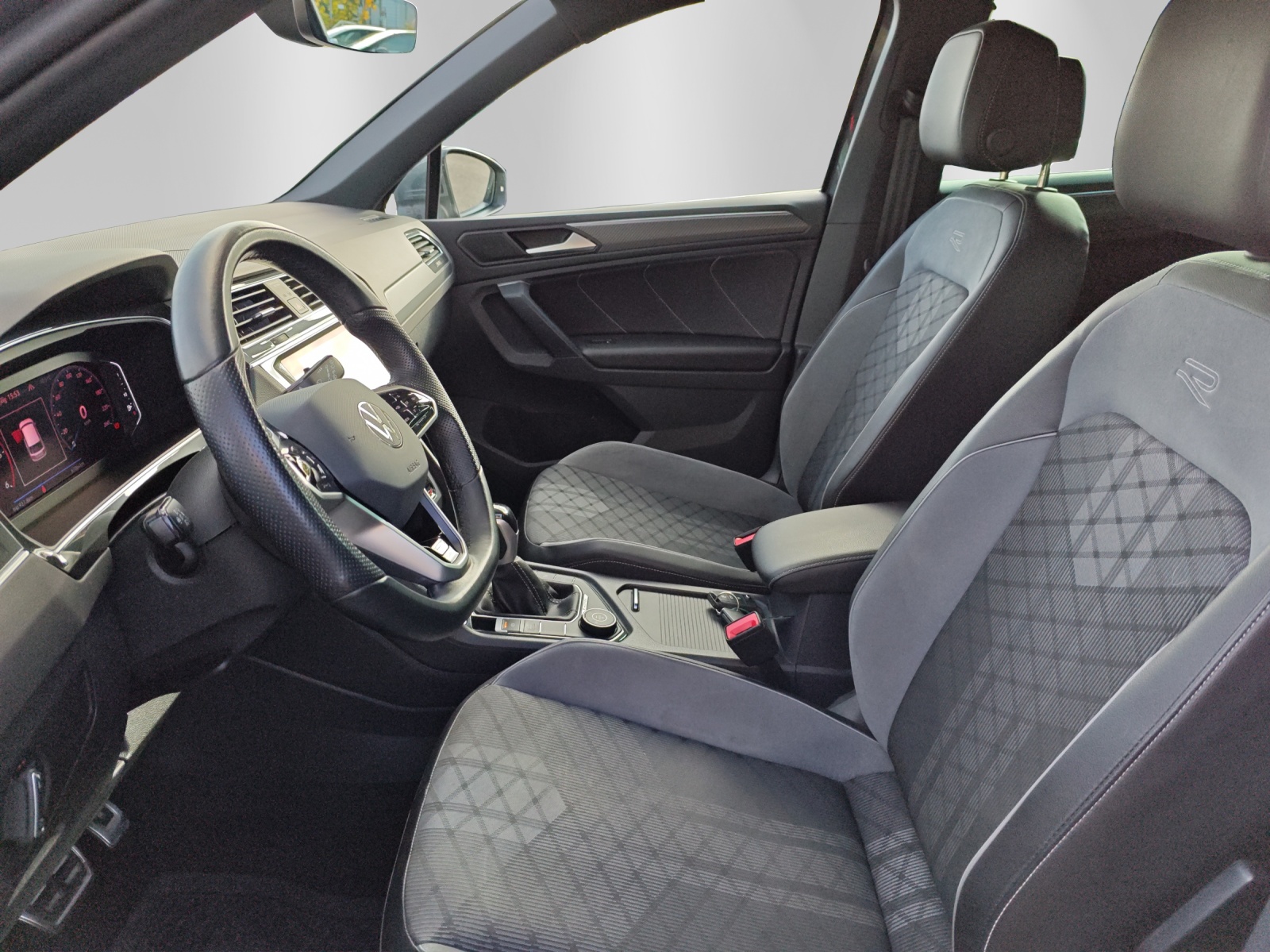 VW Tiguan 2.0 TDI SCR R-Line 4Motion DSG-image-8