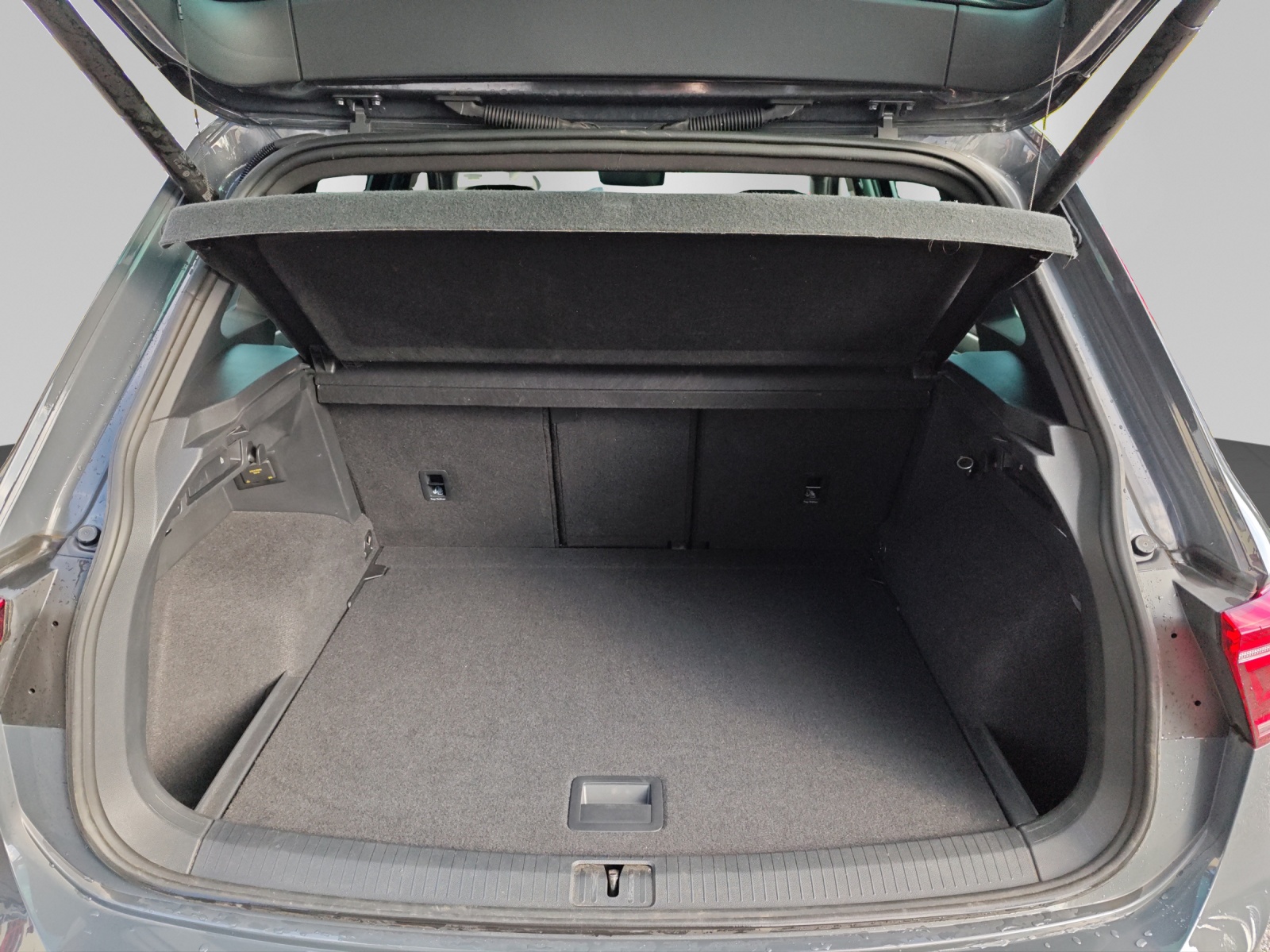 VW Tiguan 2.0 TDI SCR R-Line 4Motion DSG-image-11