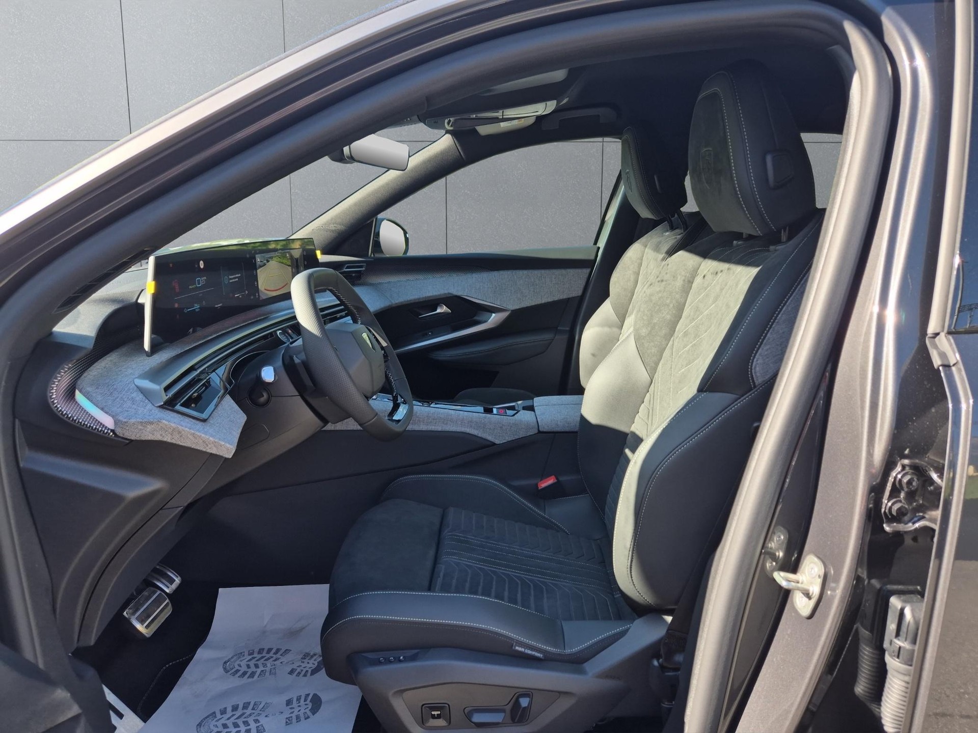 PEUGEOT 3008 1.6 Plug-in Hybrid GT-image-8