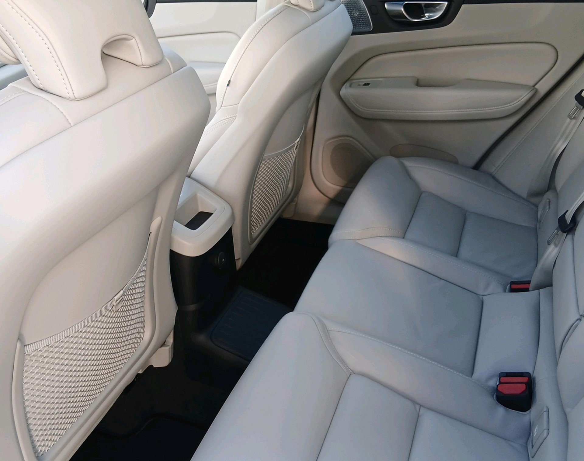 VOLVO XC60 2.0 T8 TE Ultra Dark eAWD-image-4