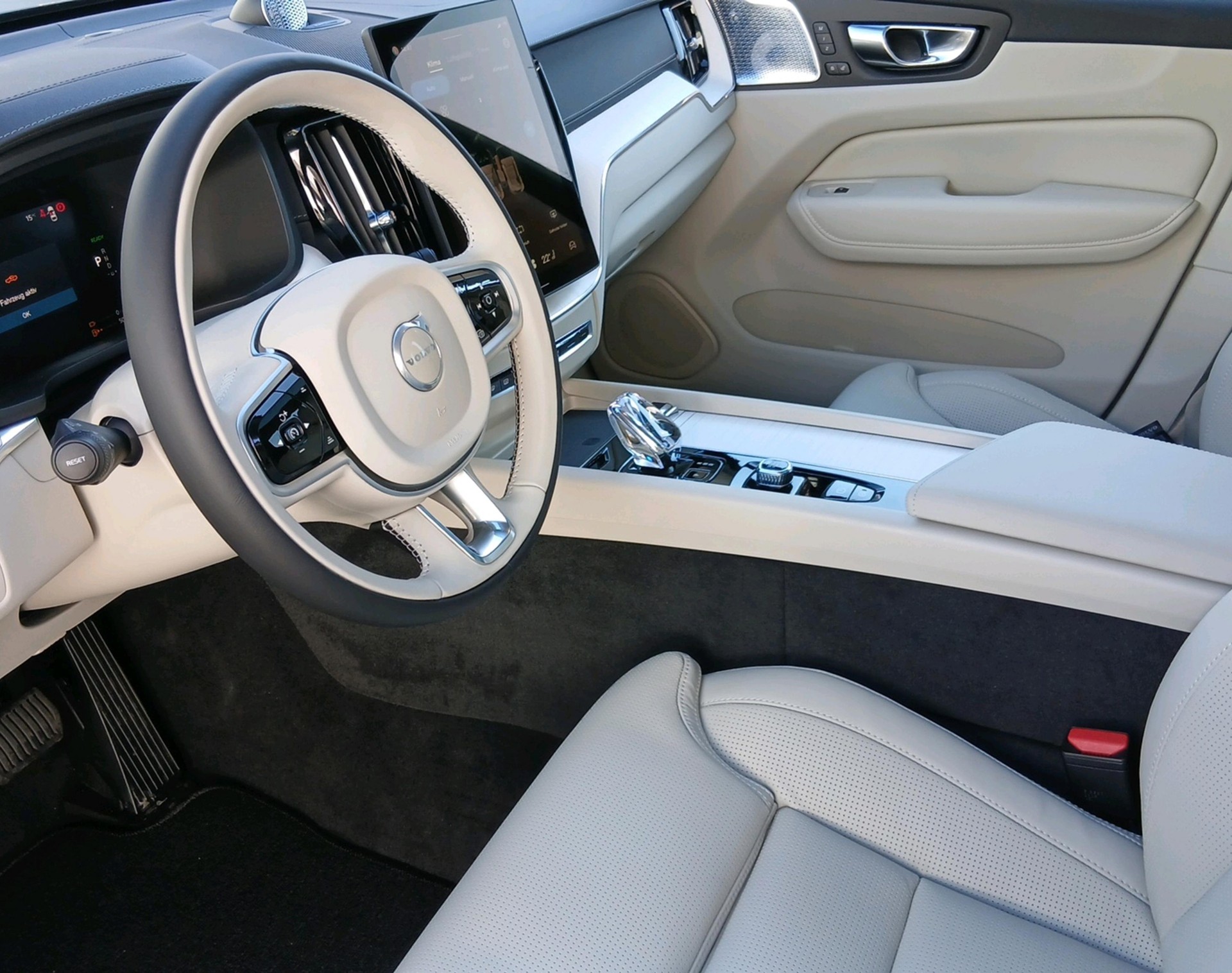 VOLVO XC60 2.0 T8 TE Ultra Dark eAWD-image-3