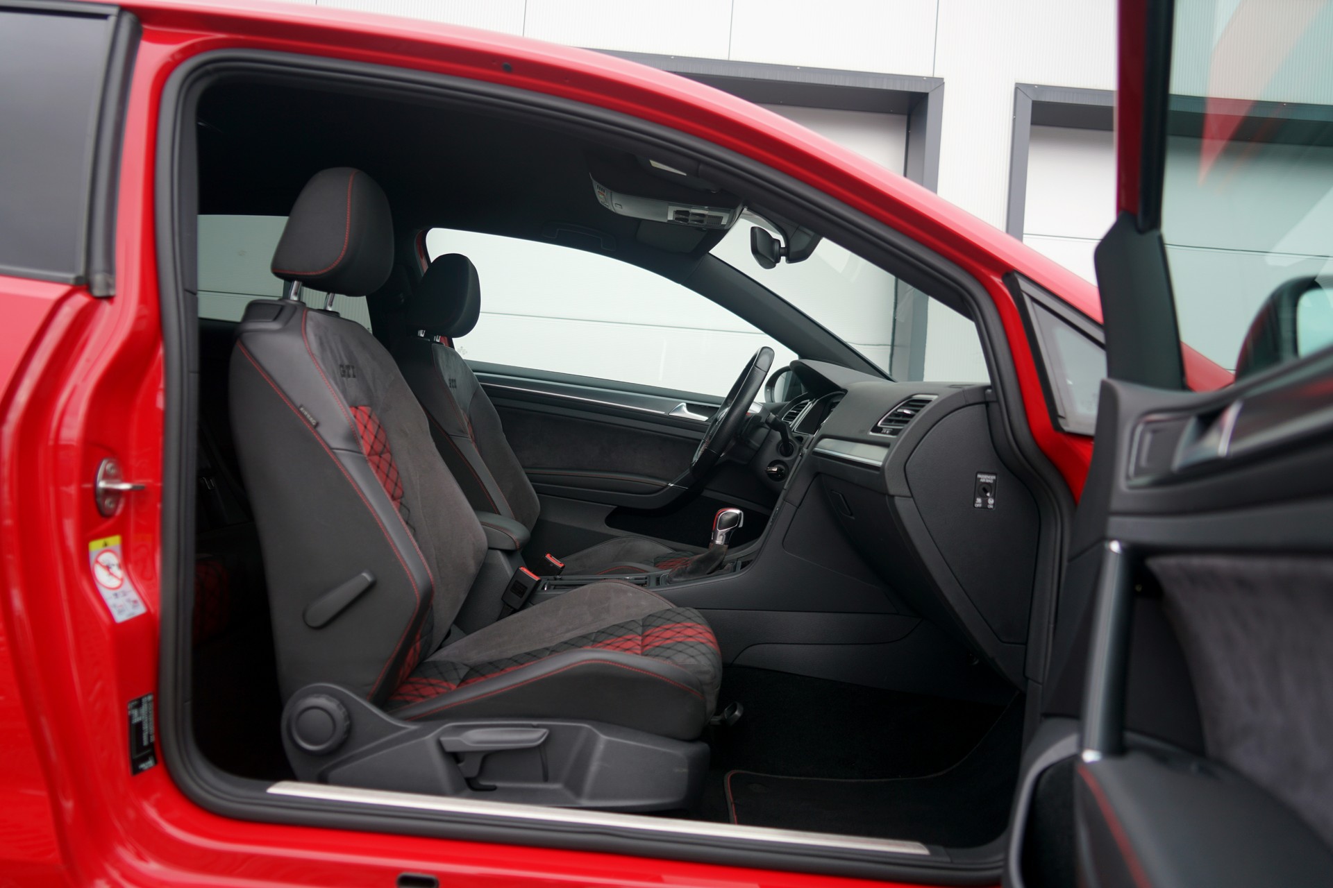 VW Golf 2.0 TSI GTI TCR DSG (CH)-image-14