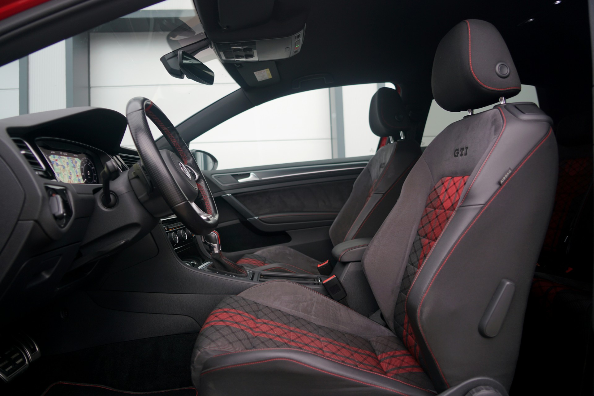 VW Golf 2.0 TSI GTI TCR DSG (CH)-image-5