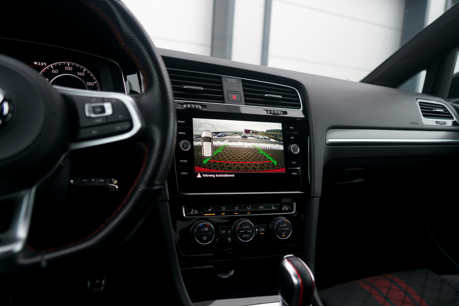 VW Golf 2.0 TSI GTI TCR DSG (CH)-image-7