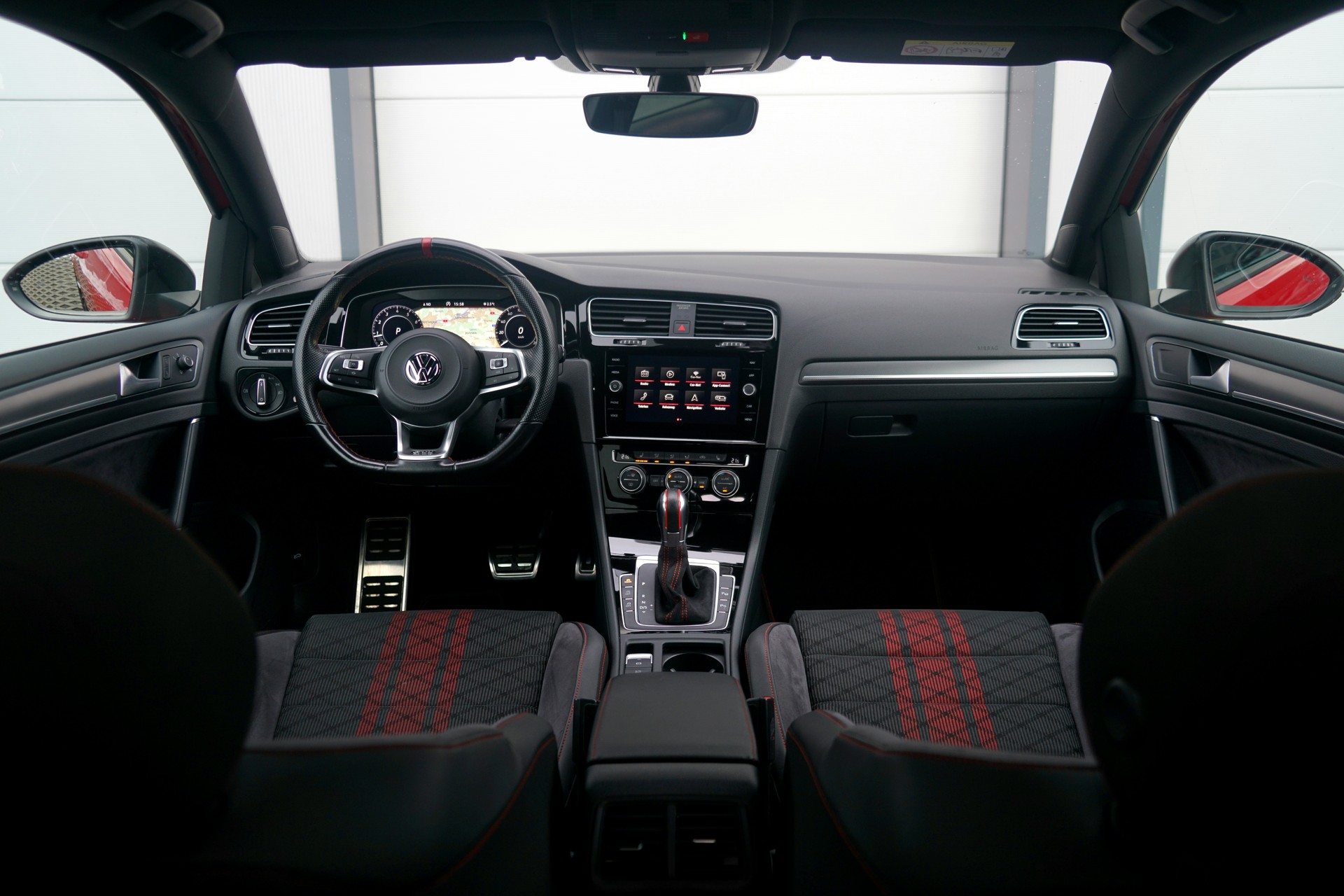 VW Golf 2.0 TSI GTI TCR DSG (CH)-image-6