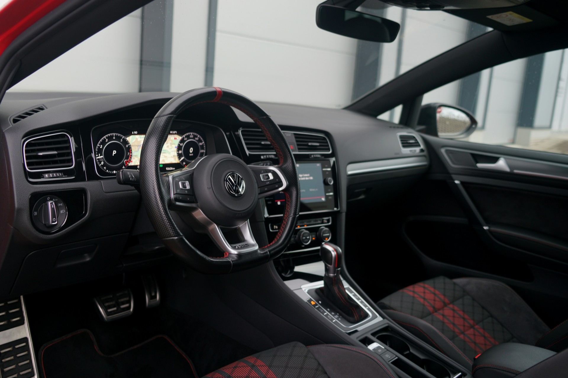 VW Golf 2.0 TSI GTI TCR DSG (CH)-image-4