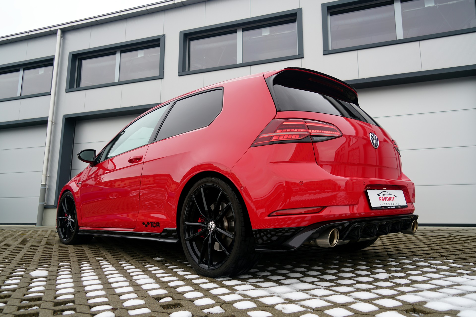 VW Golf 2.0 TSI GTI TCR DSG (CH)-image-9