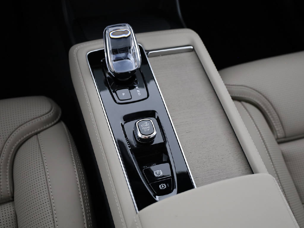 VOLVO XC90 2.0 T8 TE XCLUSIVE Ultra Dark eAWD-image-2