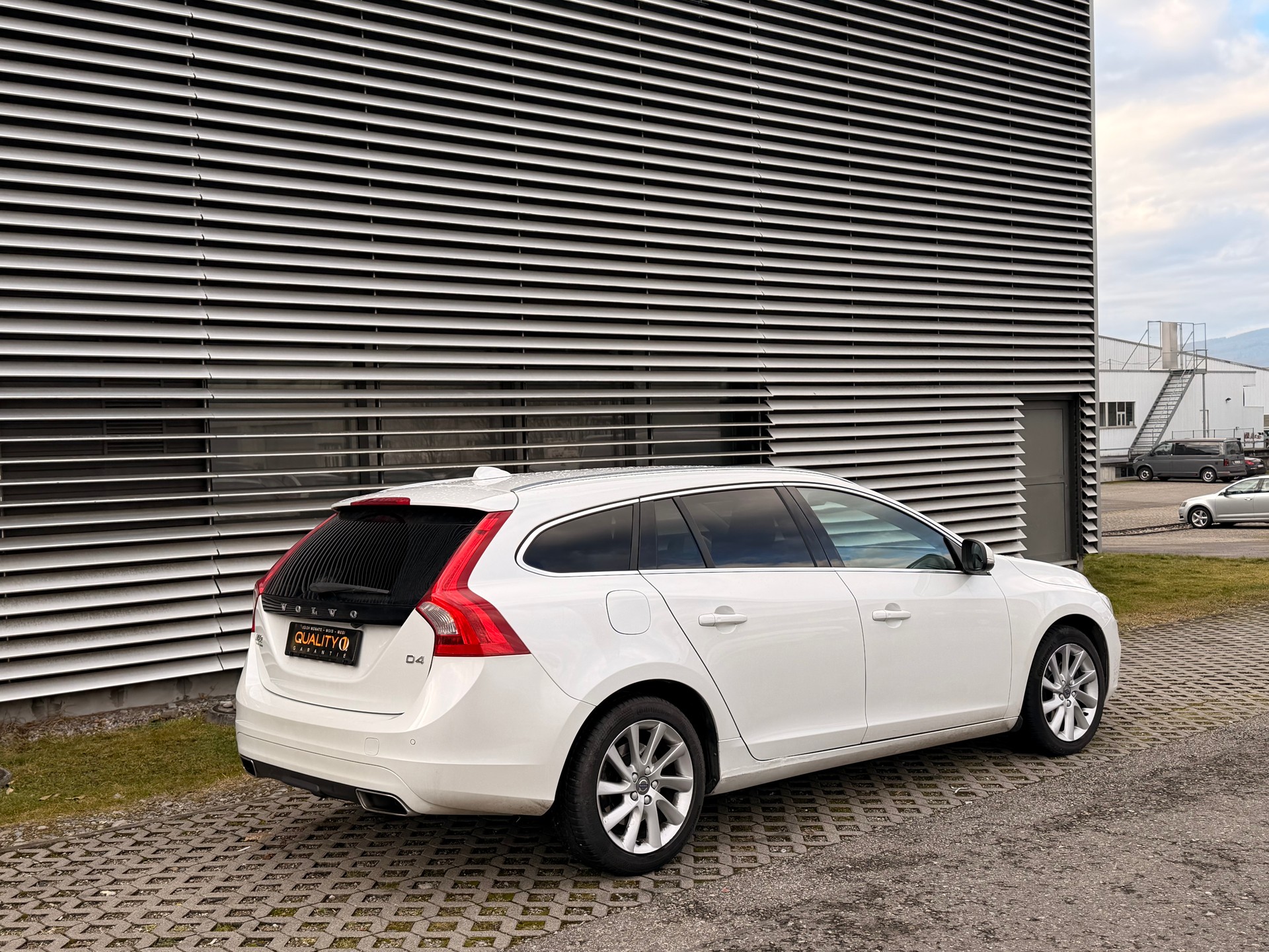 VOLVO V60 D4 Summum Geartronic-image-6