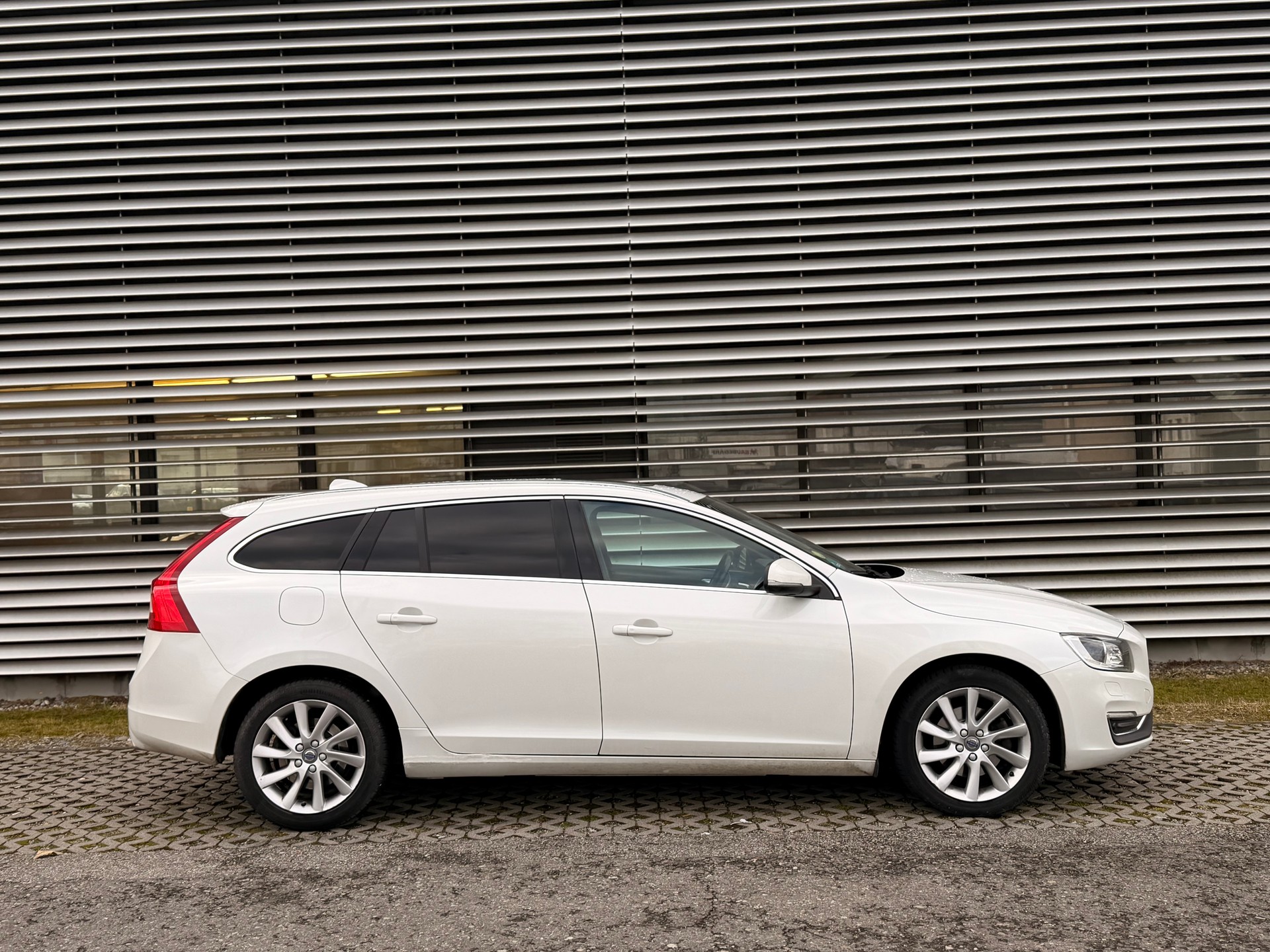 VOLVO V60 D4 Summum Geartronic-image-2