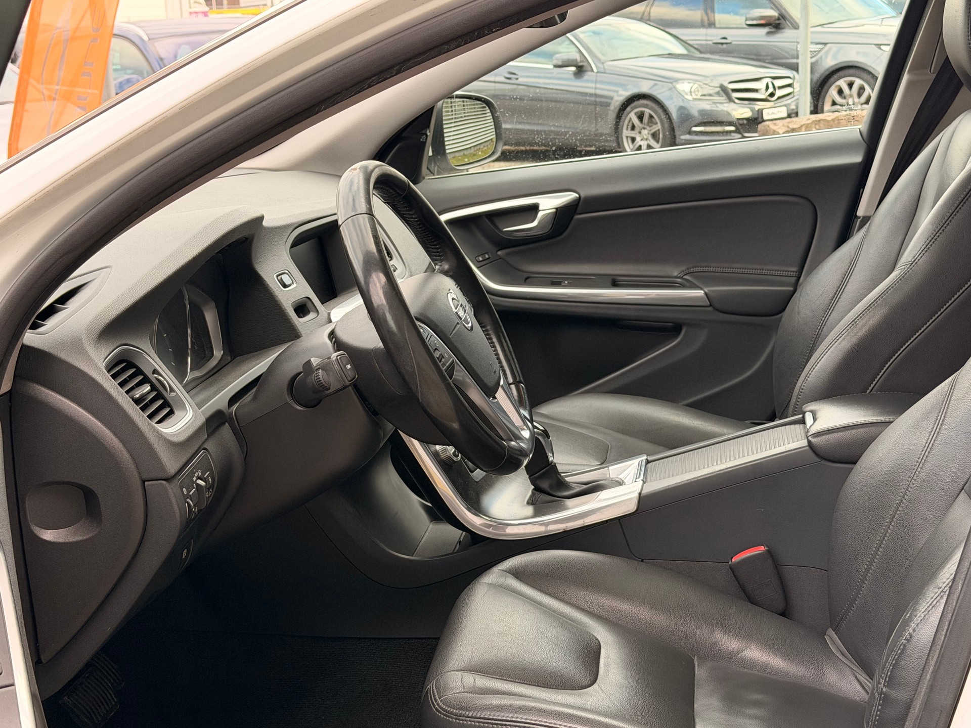 VOLVO V60 D4 Summum Geartronic-image-10