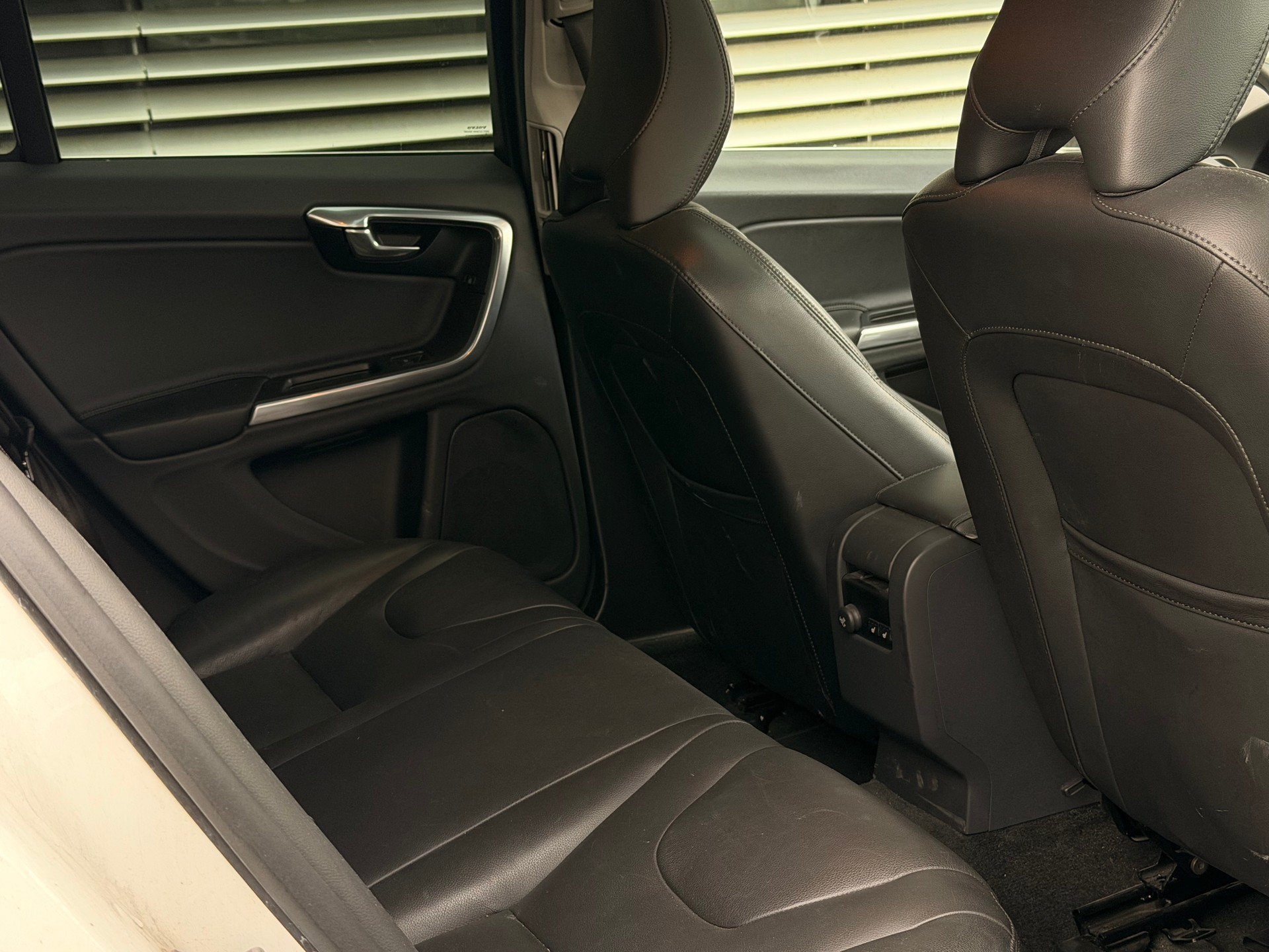 VOLVO V60 D4 Summum Geartronic-image-13
