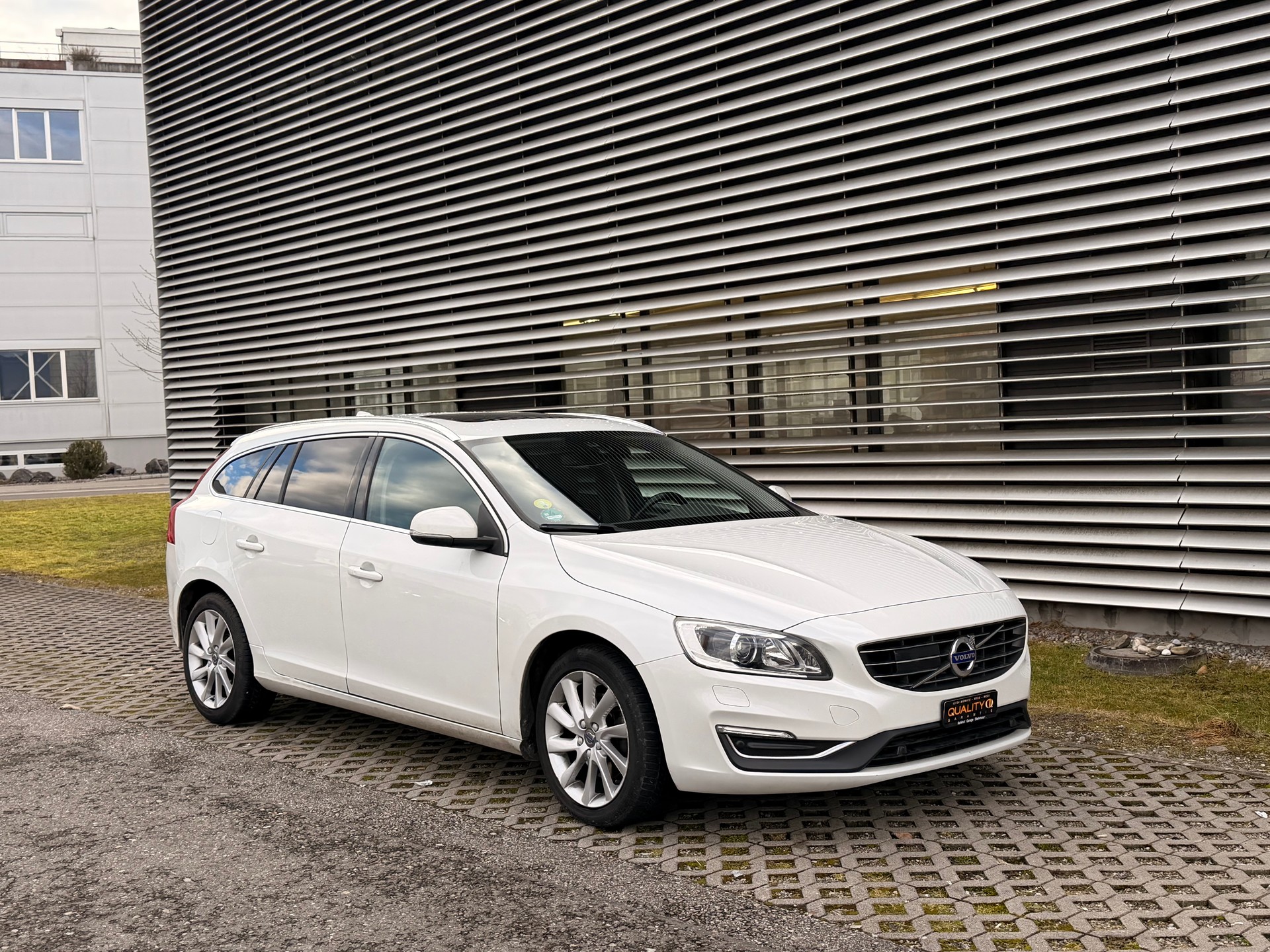 VOLVO V60 D4 Summum Geartronic-image-1