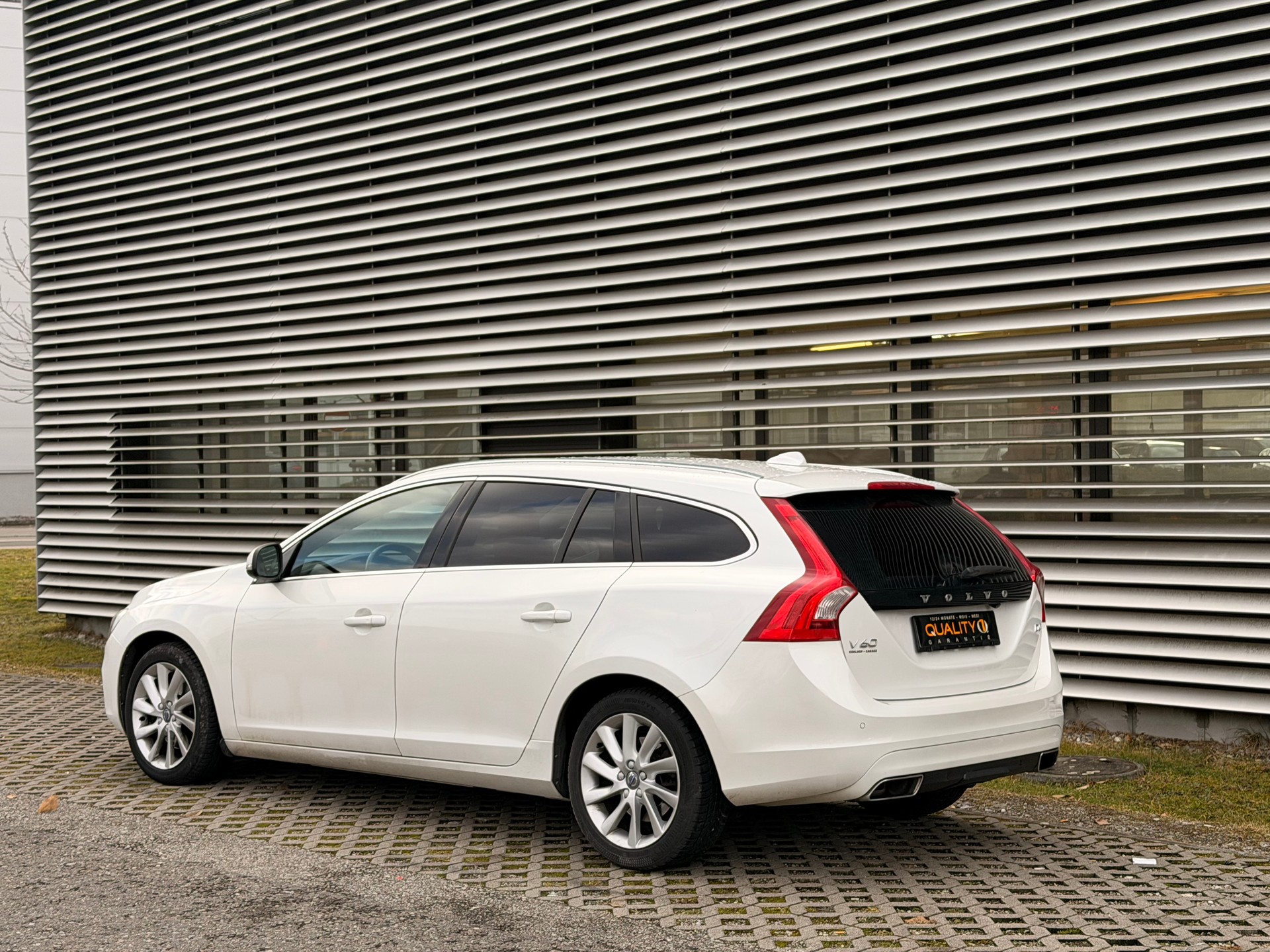 VOLVO V60 D4 Summum Geartronic-image-4
