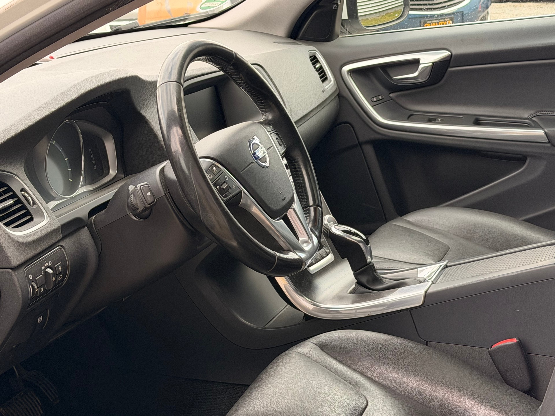 VOLVO V60 D4 Summum Geartronic-image-11