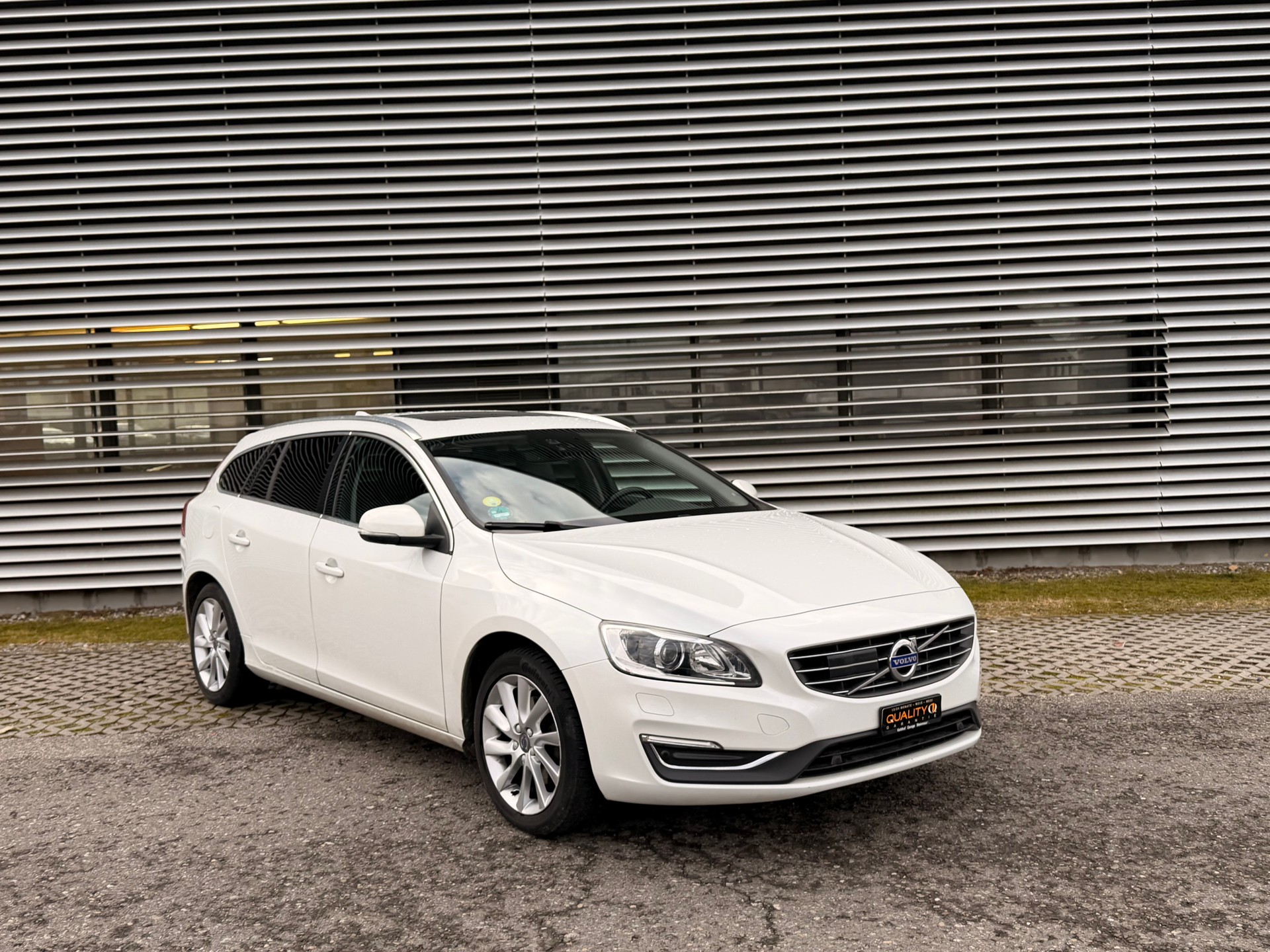 VOLVO V60 D4 Summum Geartronic-image-0