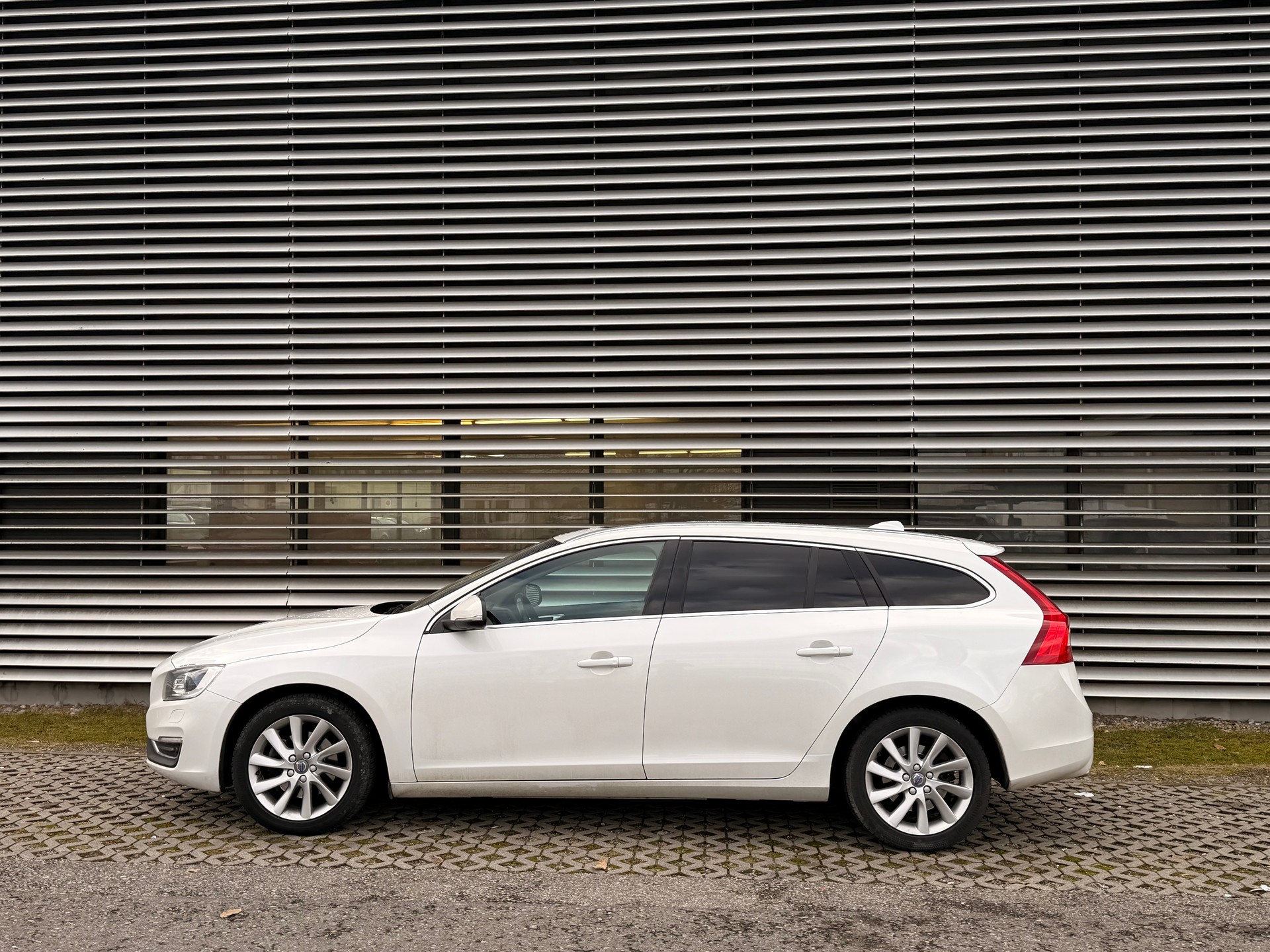 VOLVO V60 D4 Summum Geartronic-image-5
