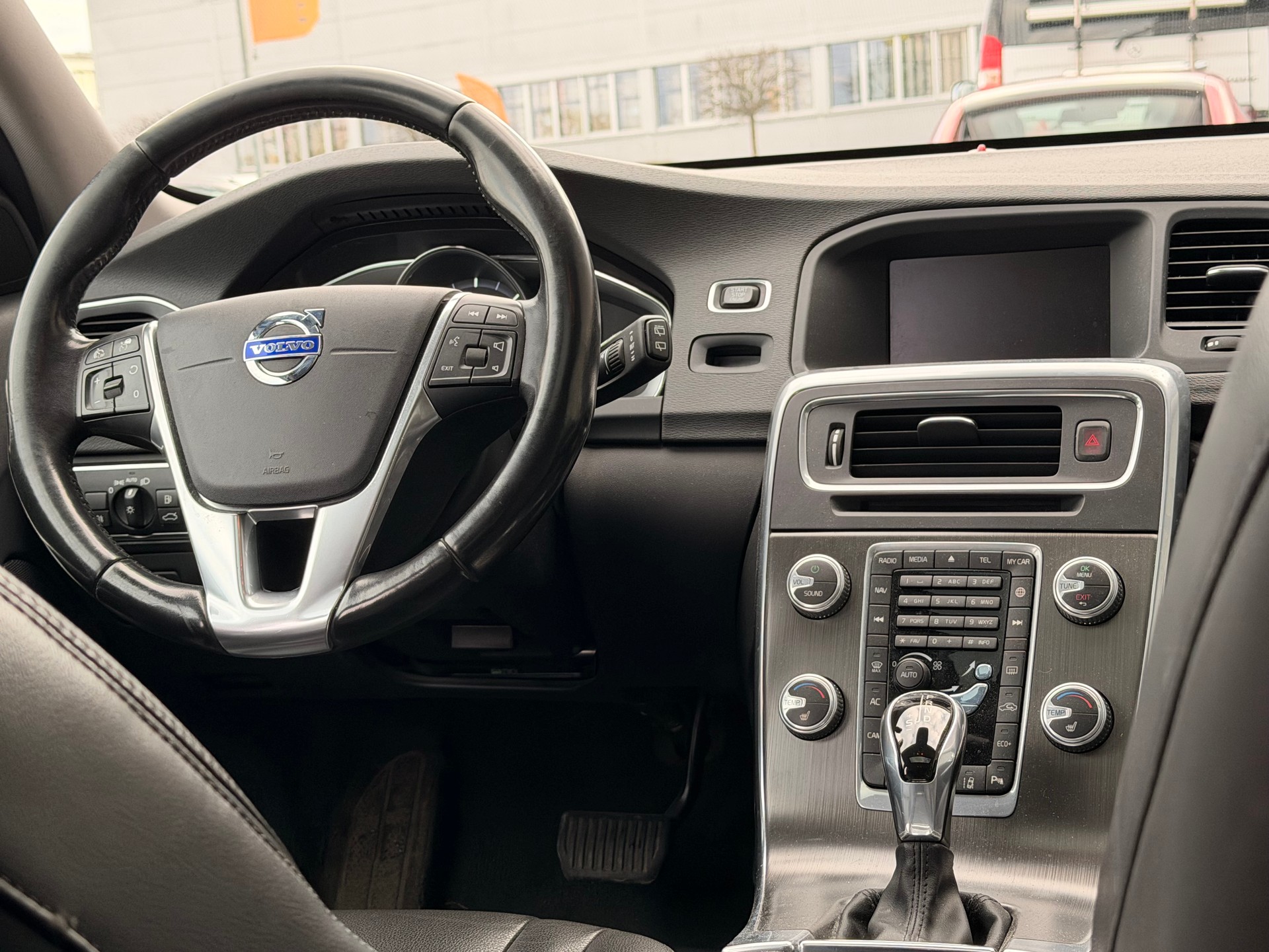 VOLVO V60 D4 Summum Geartronic-image-8