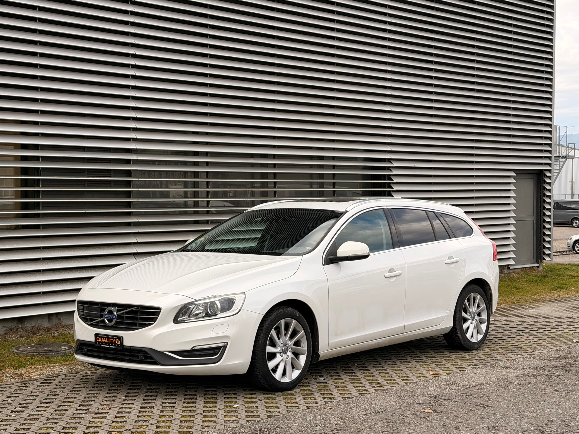 VOLVO V60 D4 Summum Geartronic-image-3