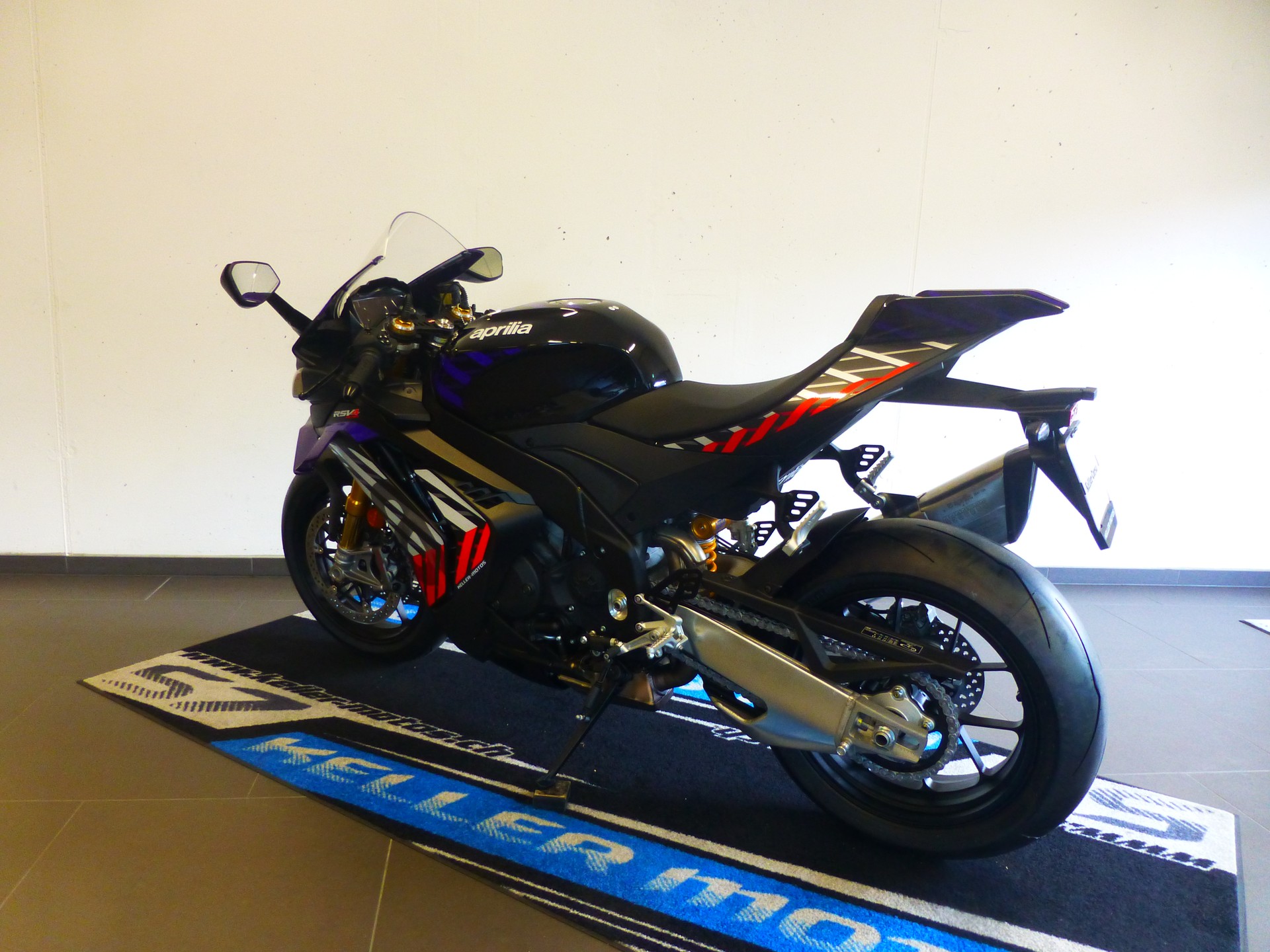 APRILIA RSV4 1100 E5+ Factory-showroom-element-3