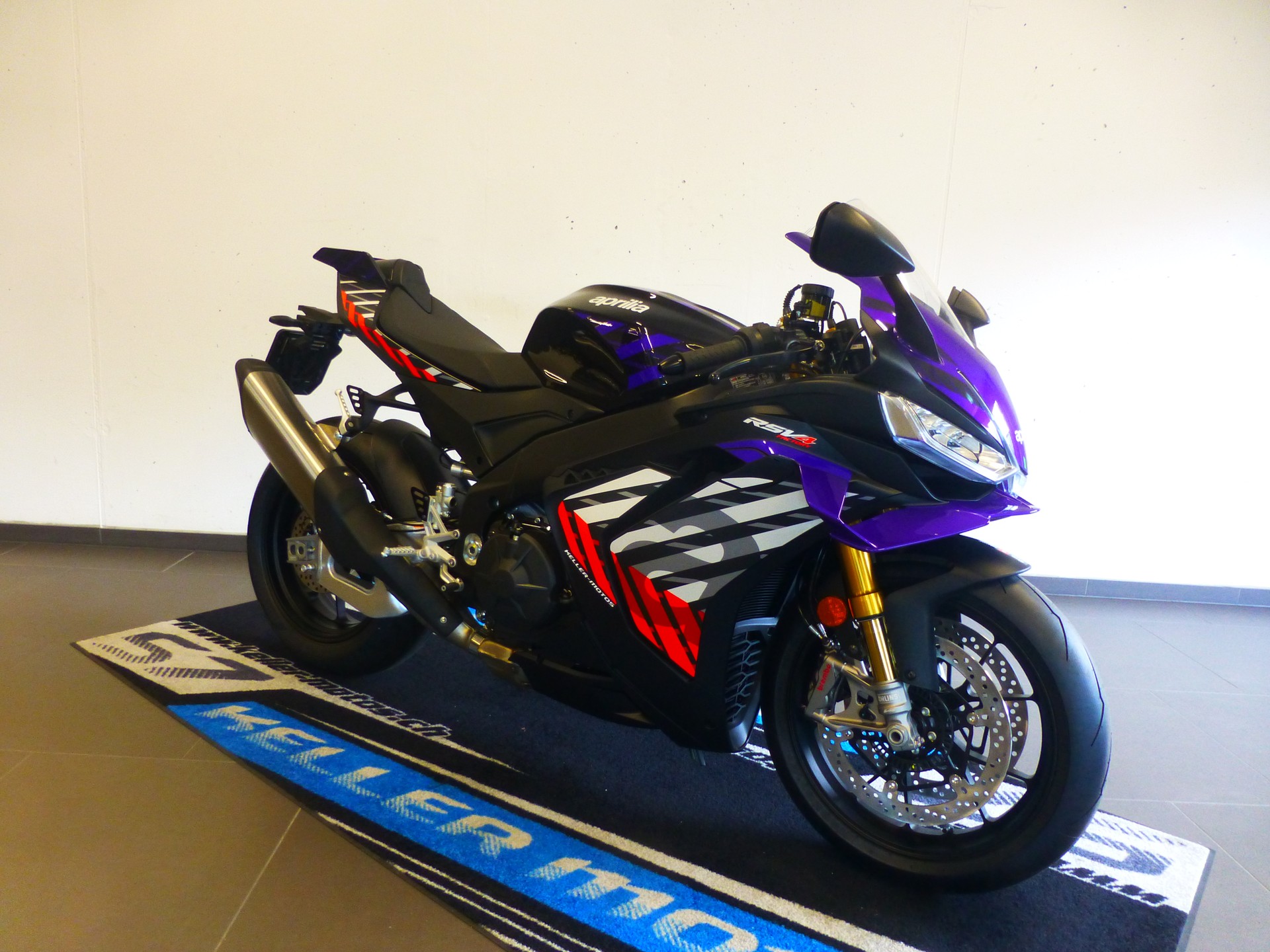 APRILIA RSV4 1100 E5+ Factory-showroom-element-2