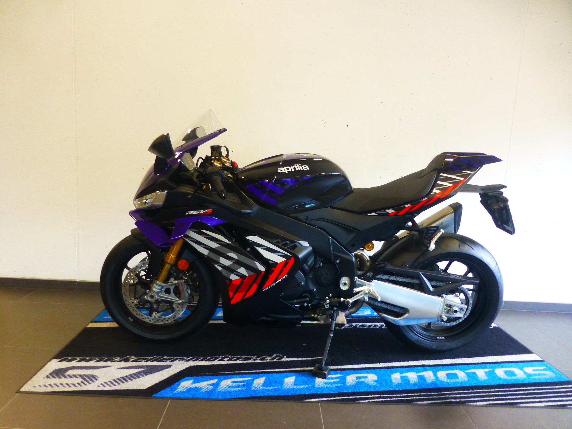 APRILIA RSV4 1100 E5+ Factory-showroom-element-1