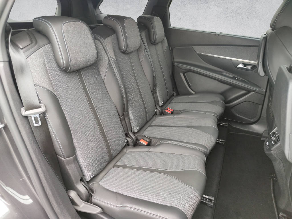PEUGEOT 5008 1.2 PureTech Allure Pack-image-12