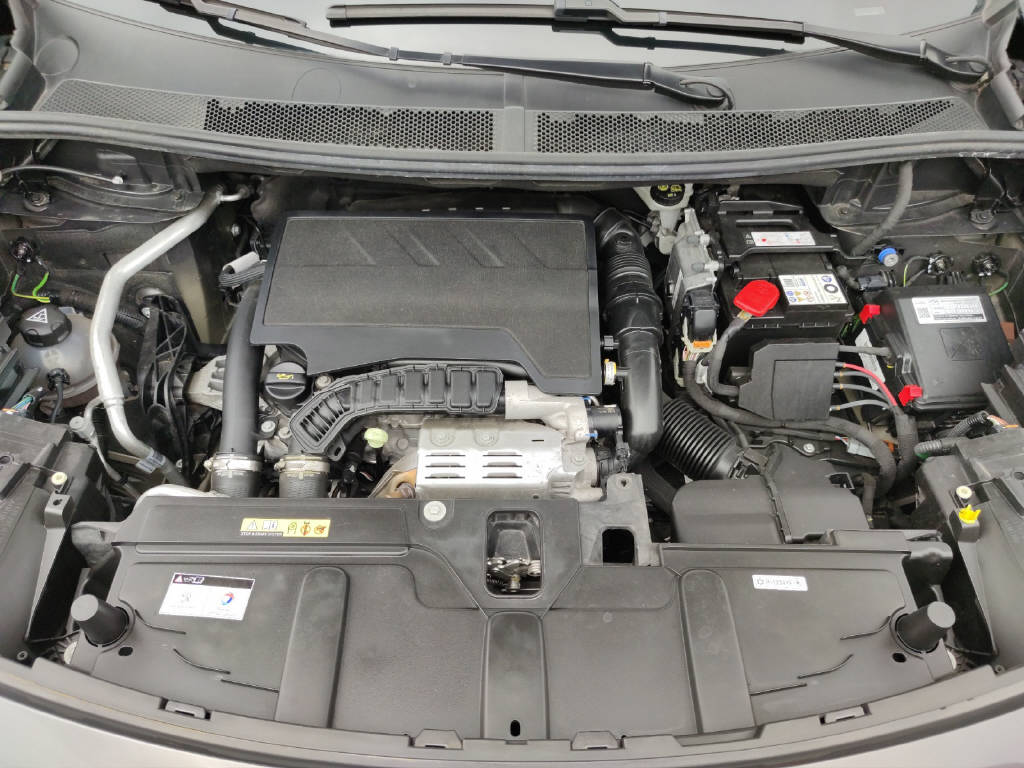 PEUGEOT 5008 1.2 PureTech Allure Pack-image-8