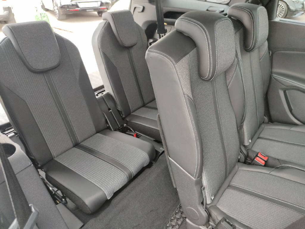 PEUGEOT 5008 1.2 PureTech Allure Pack-image-10