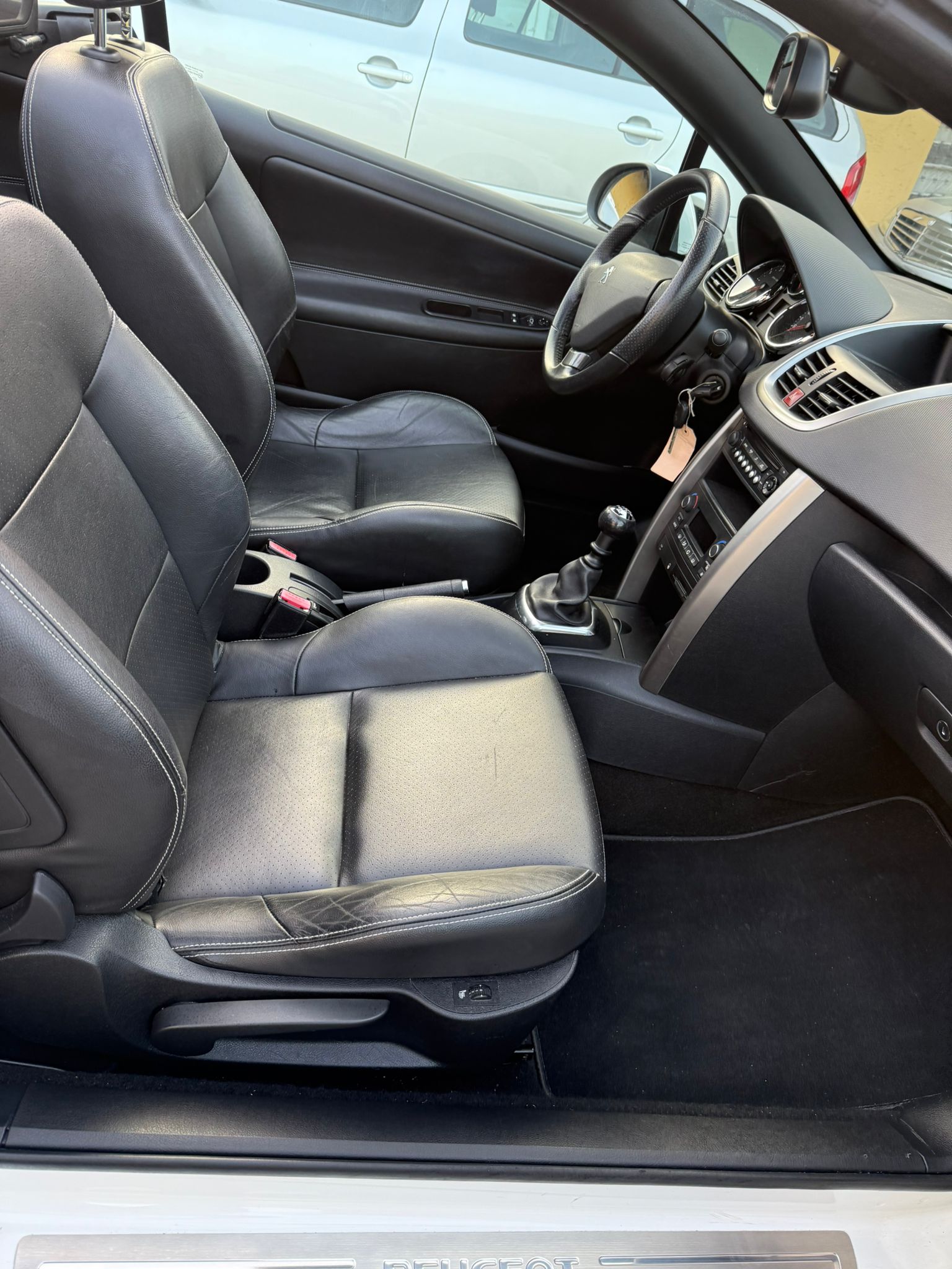 PEUGEOT 207 CC 1.6 16V Turbo Swiss Edition-image-5