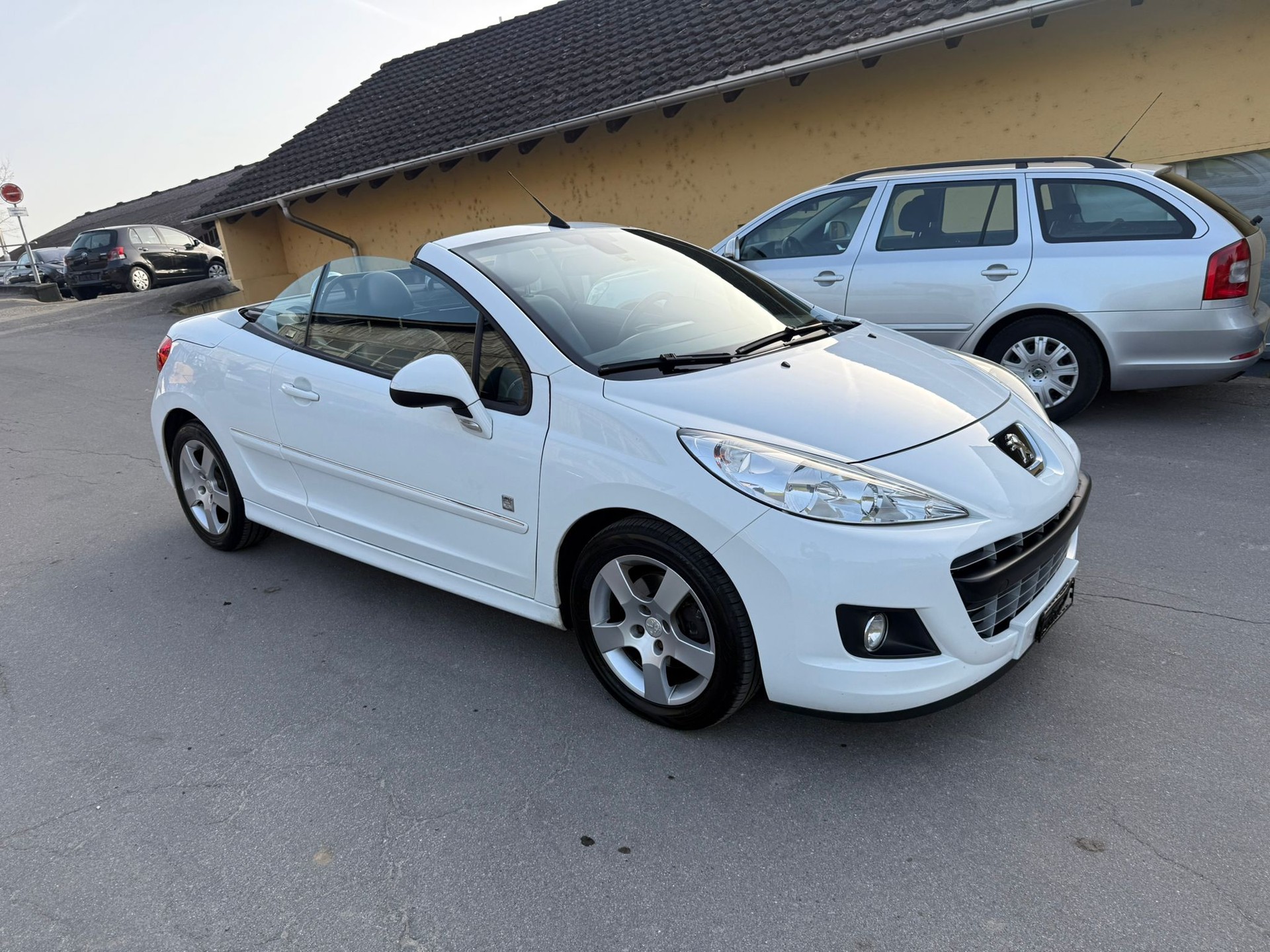 PEUGEOT 207 CC 1.6 16V Turbo Swiss Edition-image-0