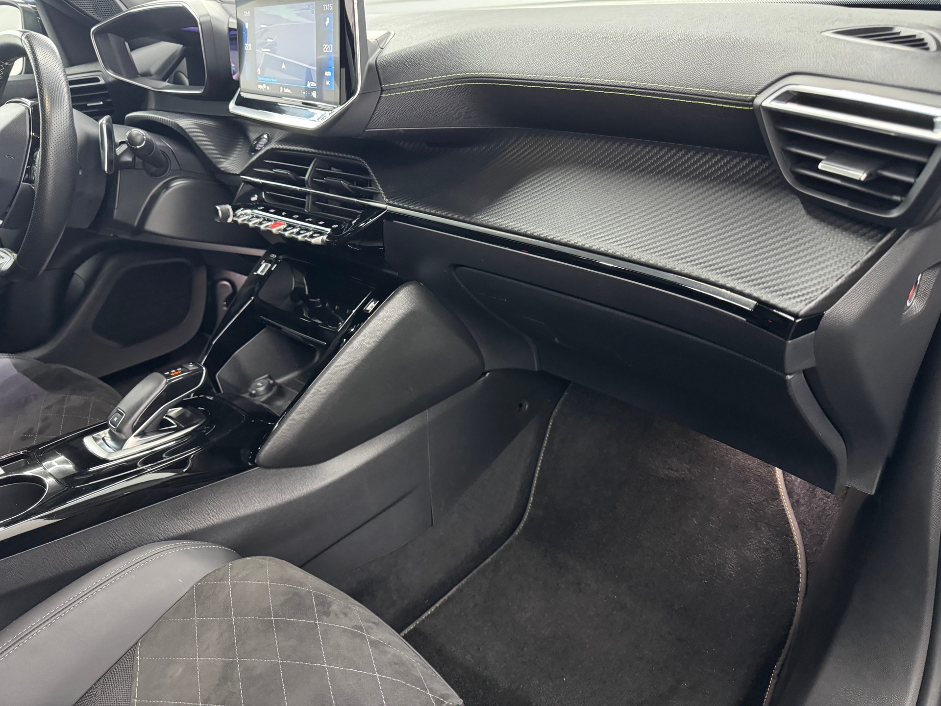 PEUGEOT 2008 1.2 PureTech GT EAT8-image-12