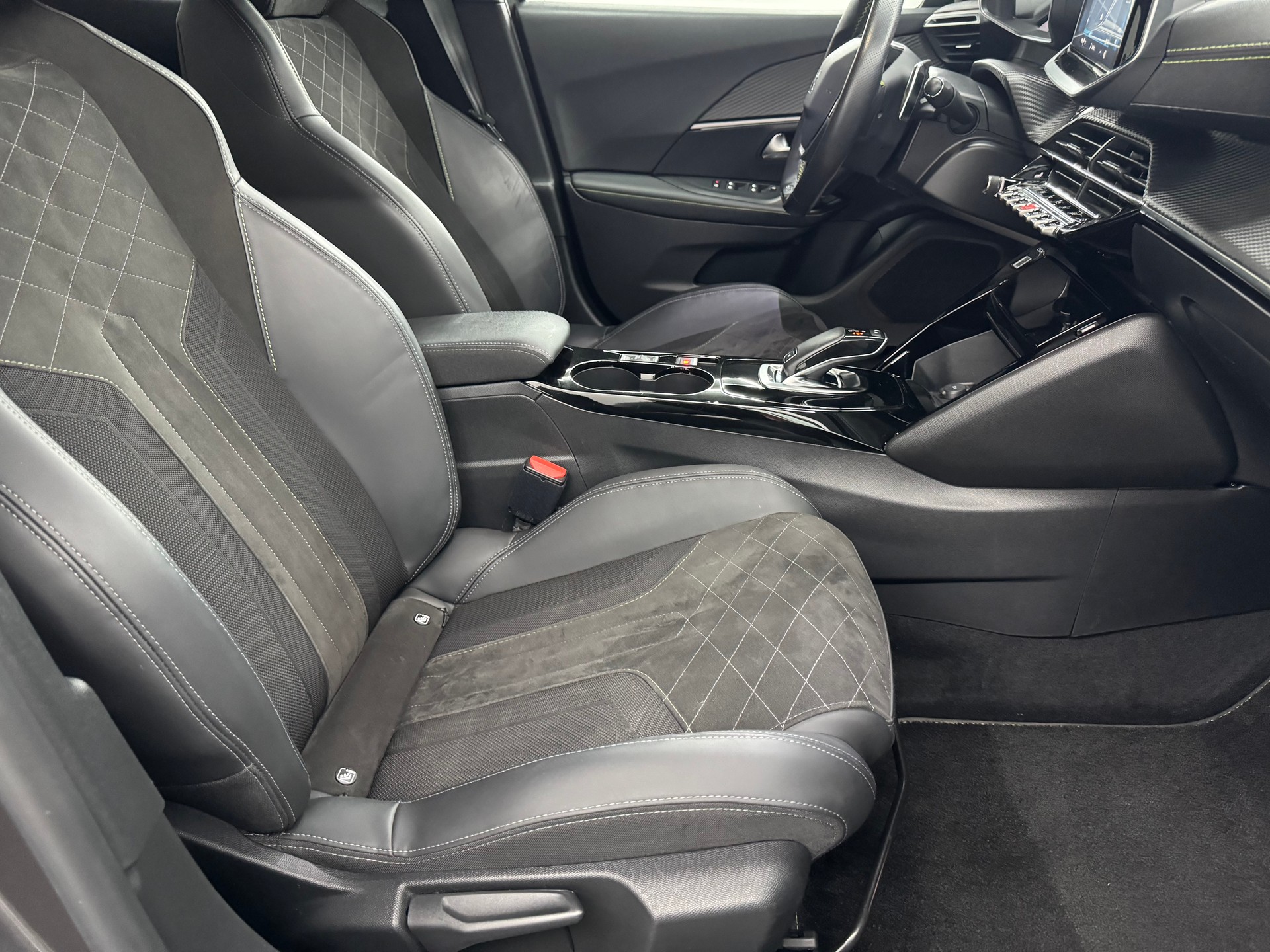 PEUGEOT 2008 1.2 PureTech GT EAT8-image-11