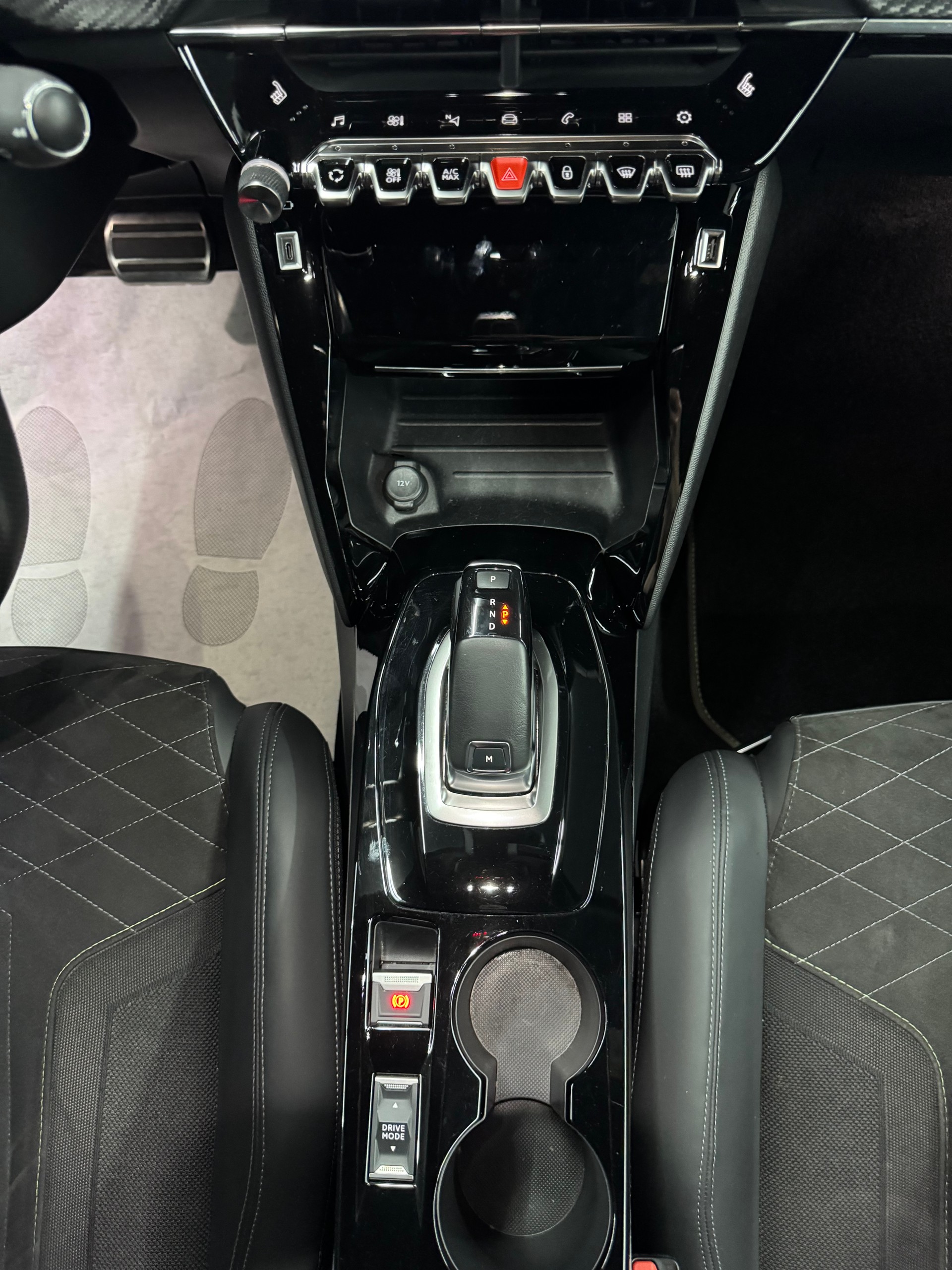 PEUGEOT 2008 1.2 PureTech GT EAT8-image-16