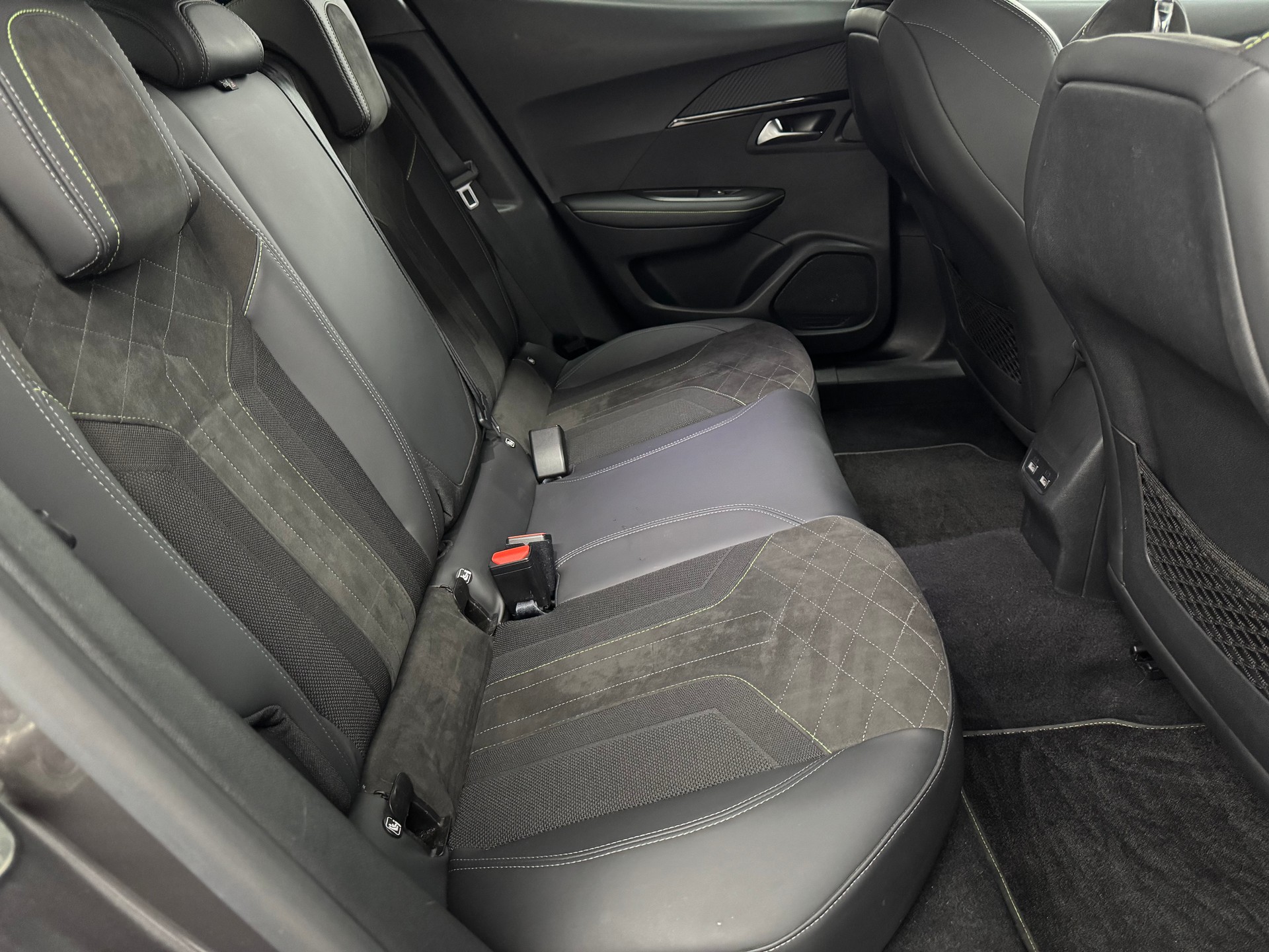 PEUGEOT 2008 1.2 PureTech GT EAT8-image-17
