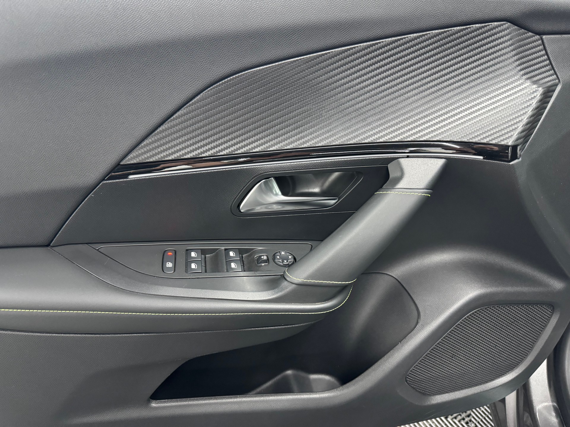 PEUGEOT 2008 1.2 PureTech GT EAT8-image-29