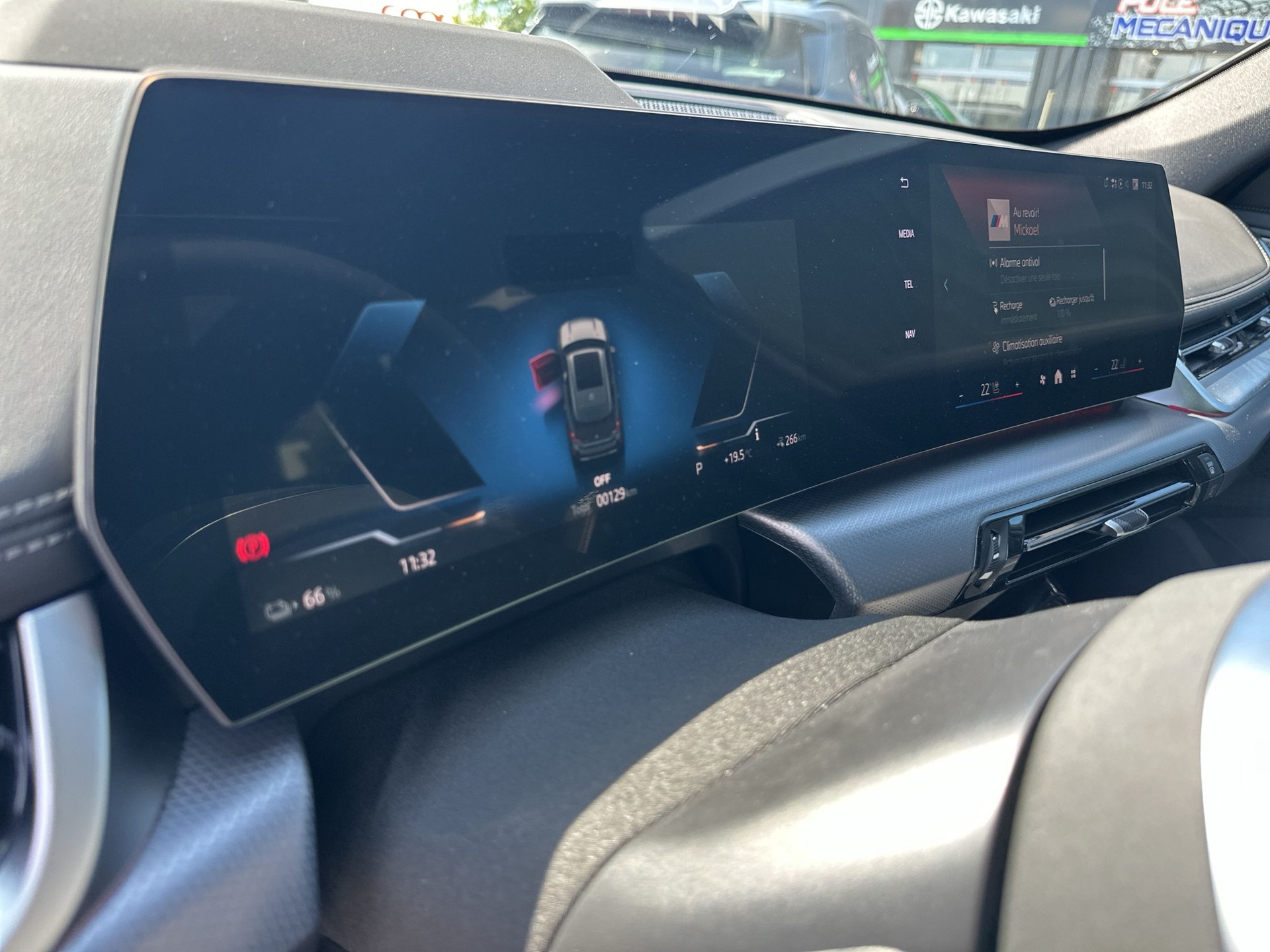 BMW iX1 xDrive 30 M Sport-image-11