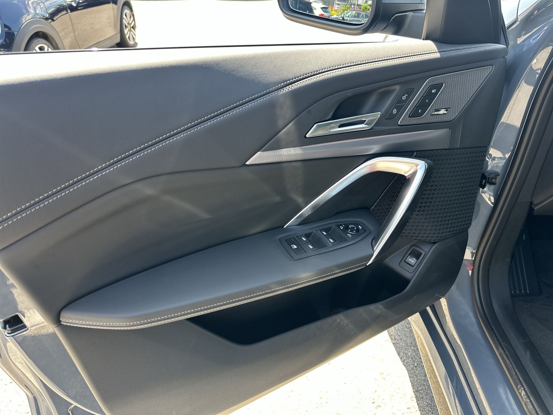 BMW iX1 xDrive 30 M Sport-image-12