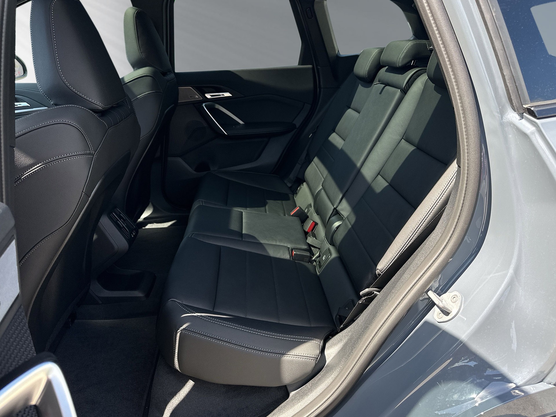 BMW iX1 xDrive 30 M Sport-image-4