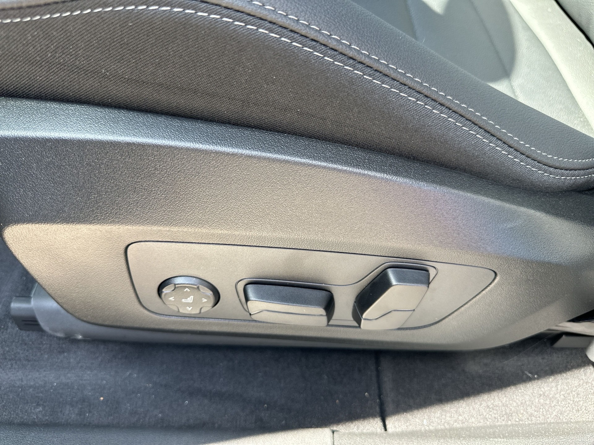 BMW iX1 xDrive 30 M Sport-image-14