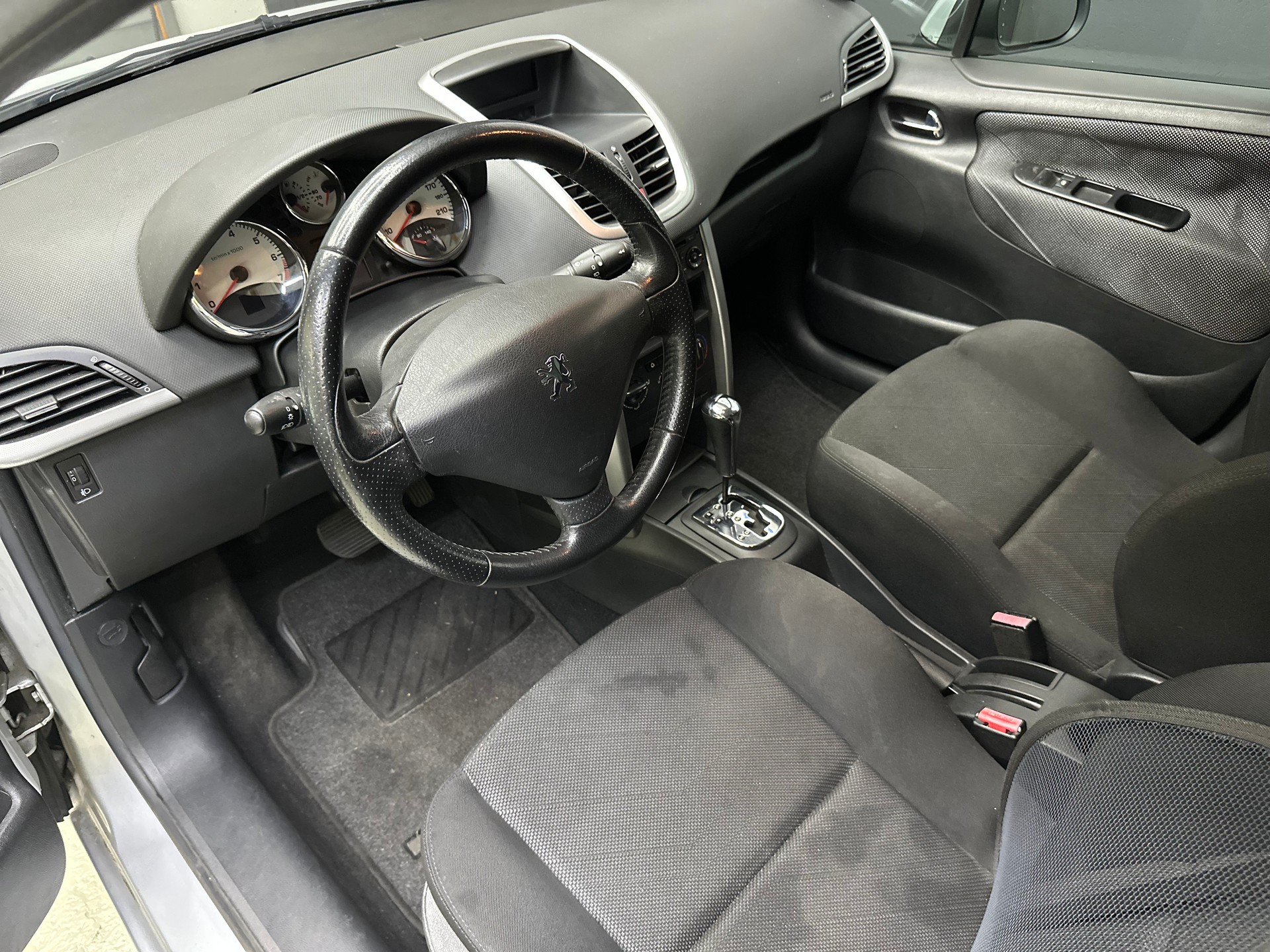 PEUGEOT 207 1.6 16V XS Automatic-image-9