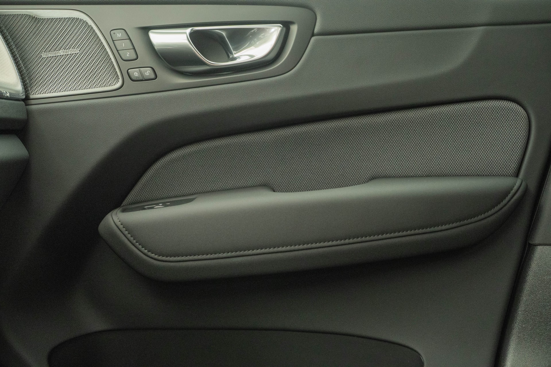 VOLVO XC60 2.0 T6 TE Black Edition eAWD-image-13