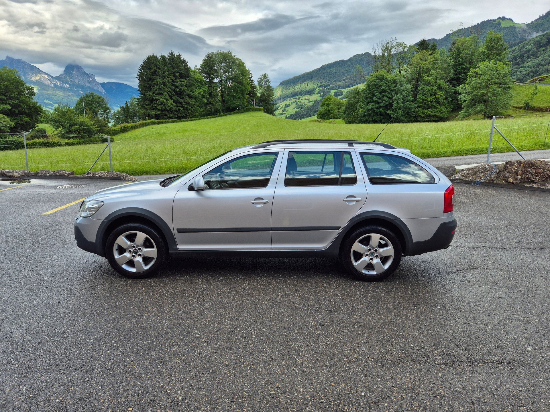 SKODA Octavia Combi 1.8 TSI Scout 4x4-image-1
