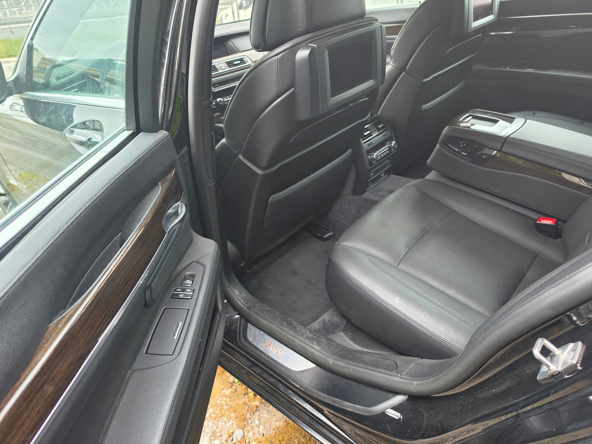 BMW 750i L-image-9