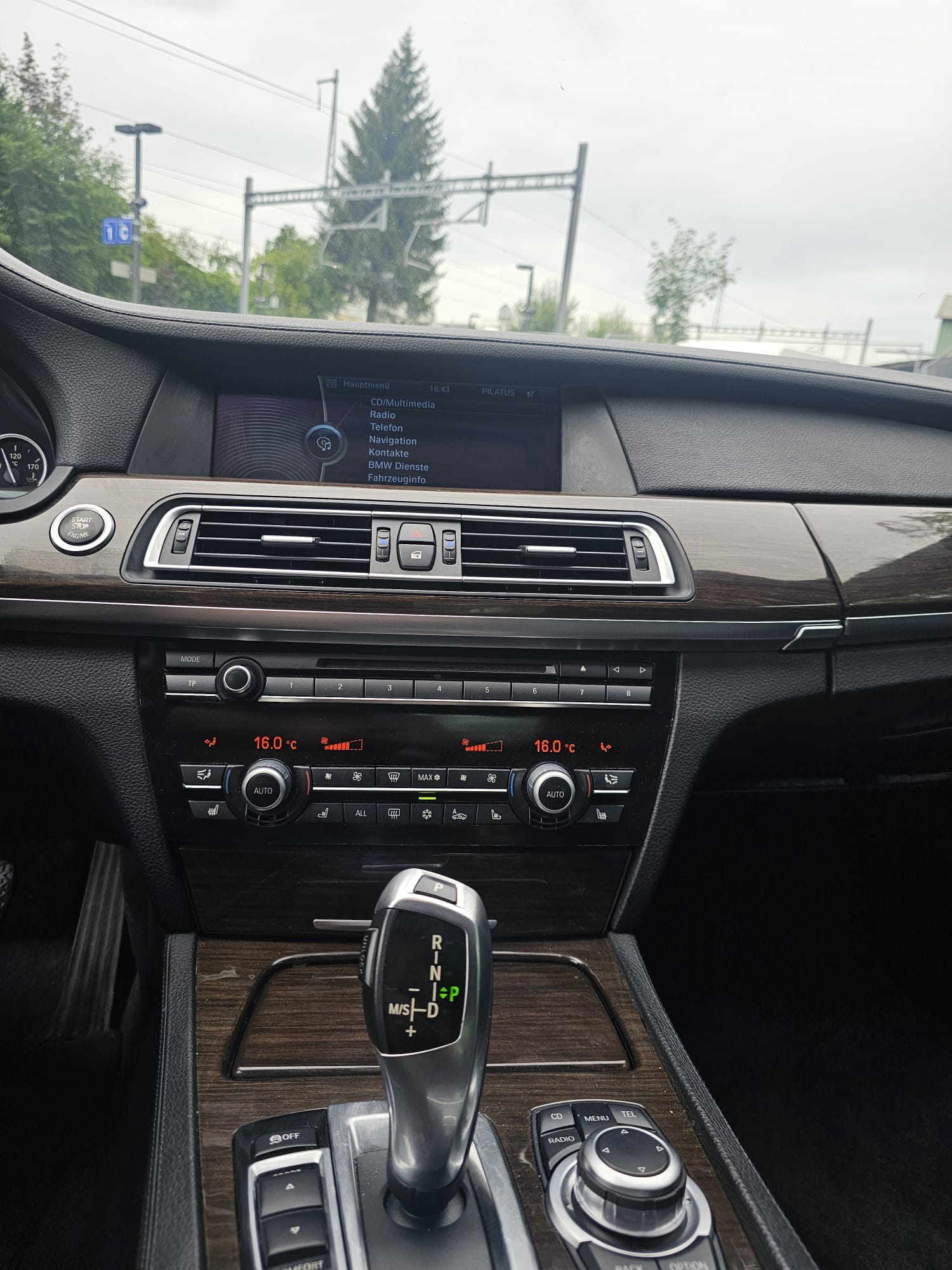 BMW 750i L-image-13