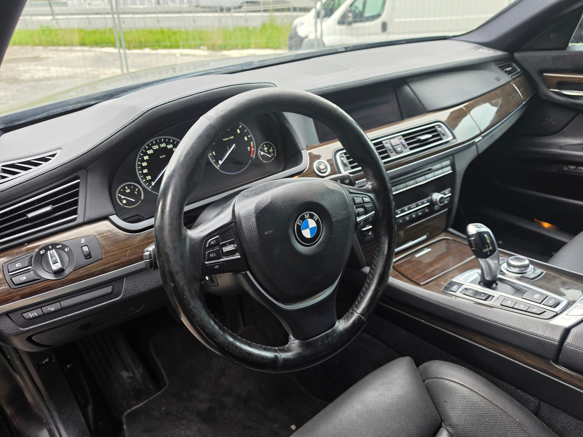 BMW 750i L-image-8