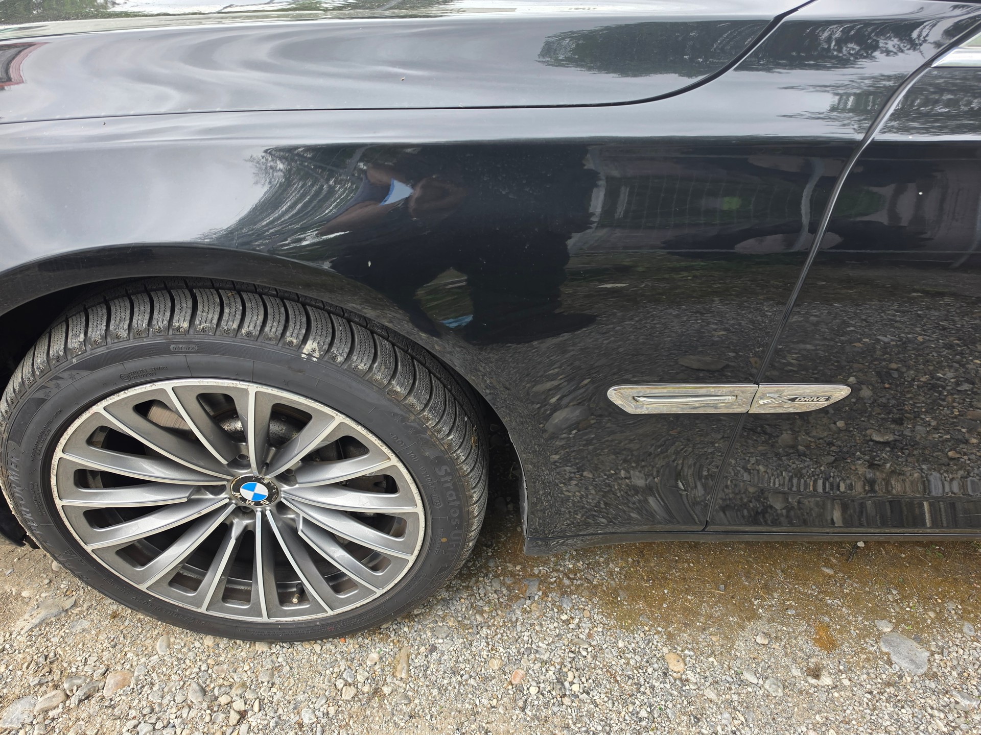 BMW 750i L-image-10