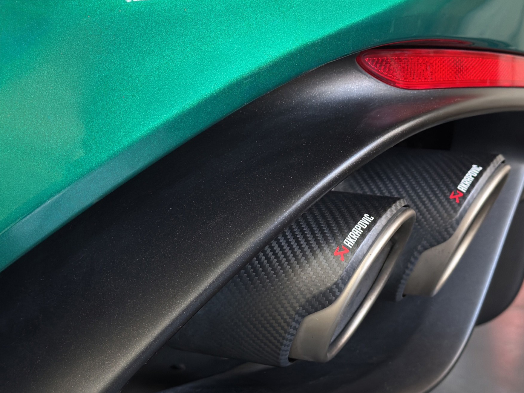 ALFA ROMEO Giulia 2.9 V6 Quadrifoglio "Verde Montreal-Akrapovic"-image-6