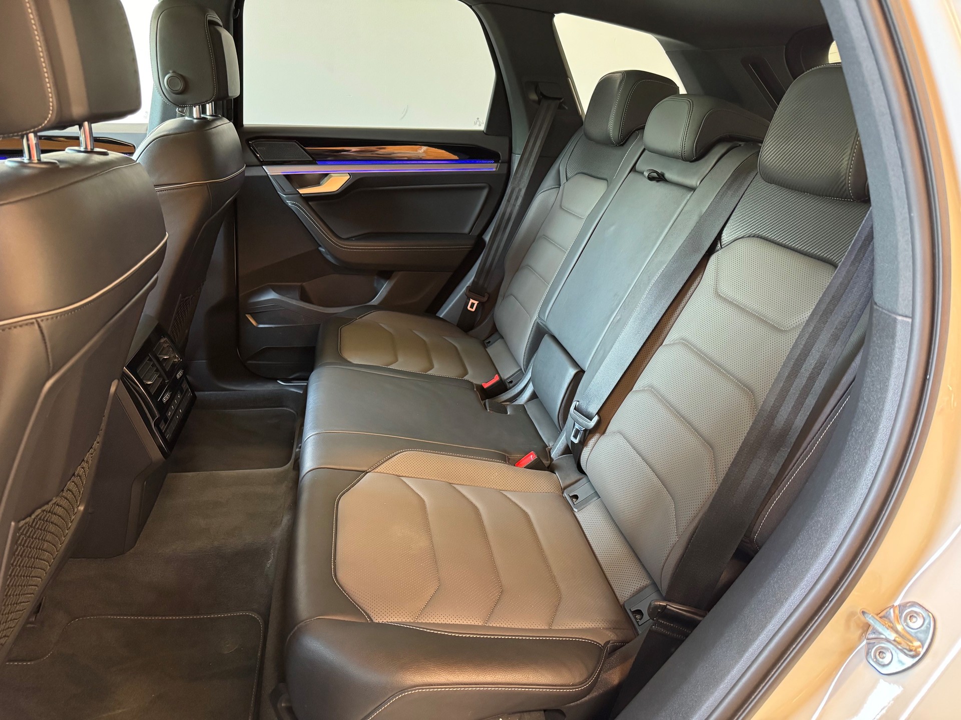 VW Touareg 3.0 V6 TDI 286 R-Line-image-4