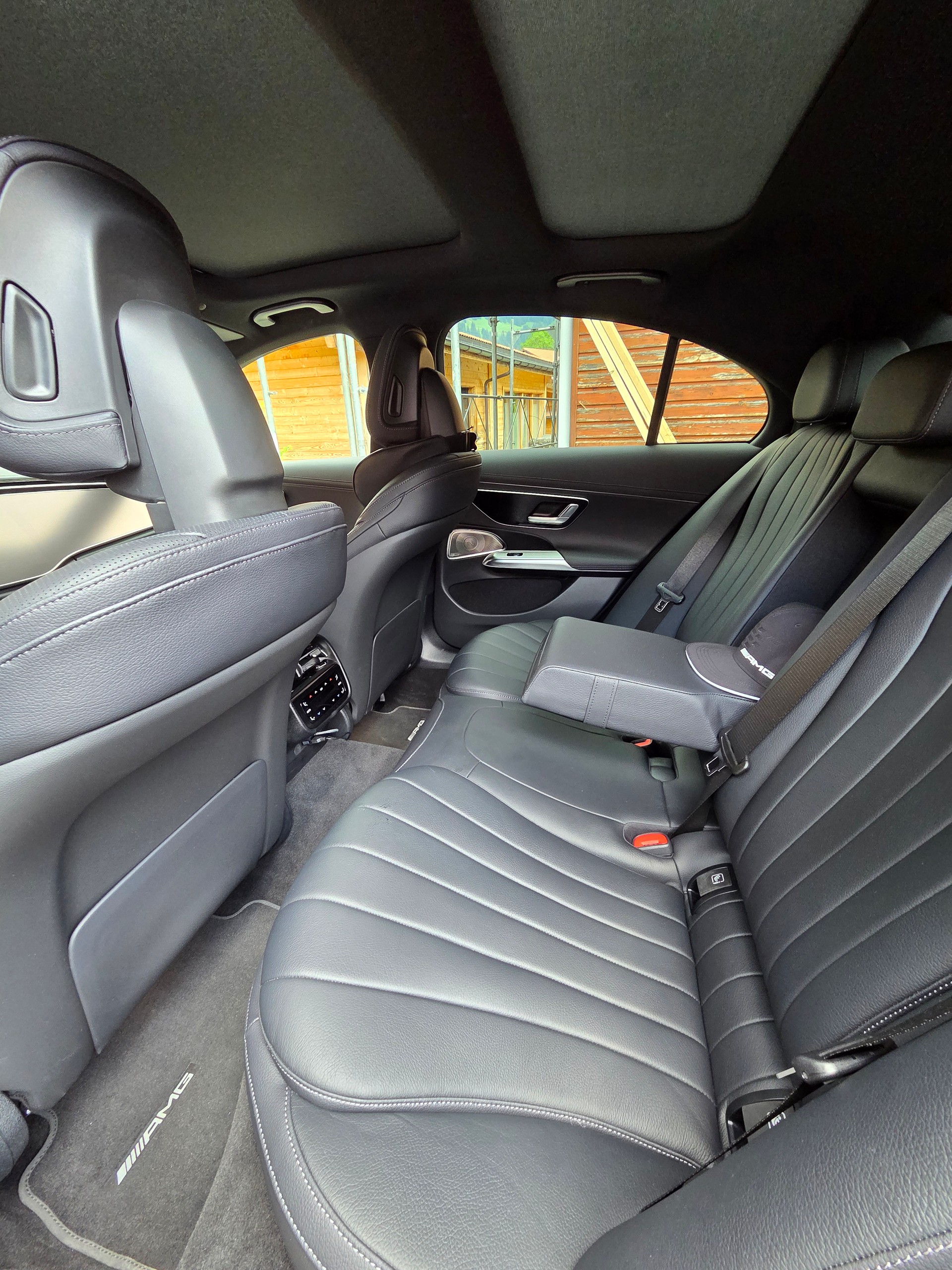 MERCEDES-BENZ E 220 d AMG Line 4matic-image-12